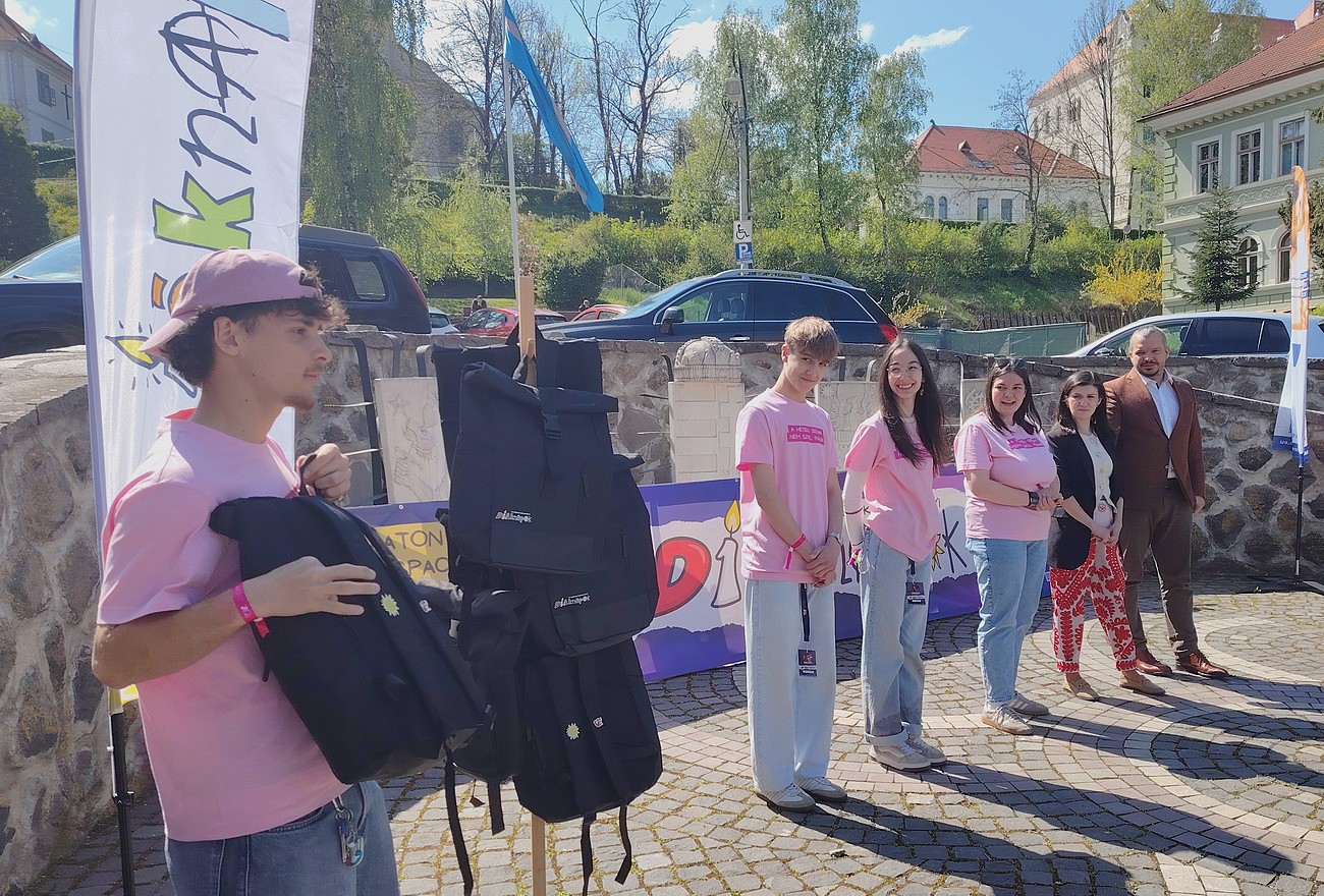 A sajtótalálkozón bemutatták a győztes csapatnak járó nyereményeket is