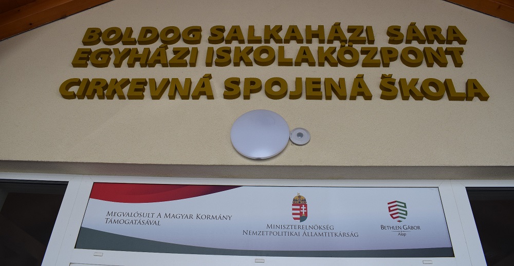 Felirat a Boldog Salkaházi Sára Egyházi Iskolaközpont bejáratánál l Fotó: Nagy István/Országút