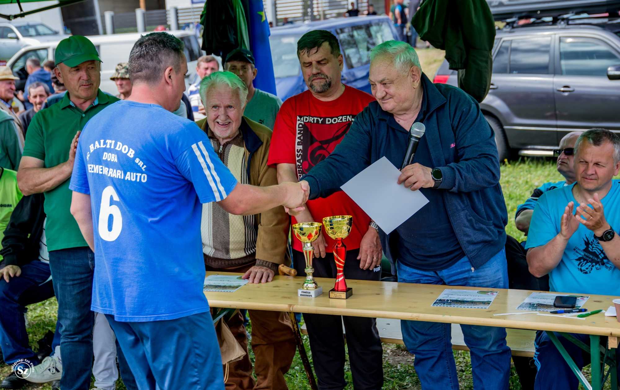 A győztes csapatnak gratulálnak | Fotó: Kulcsár Mária