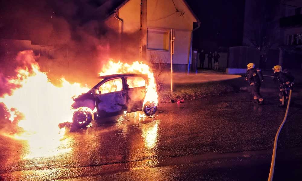 Az autó hídfőnek ütközött, majd kigyulladt | Illusztráció: Budakeszi Önkéntes Tűzoltók