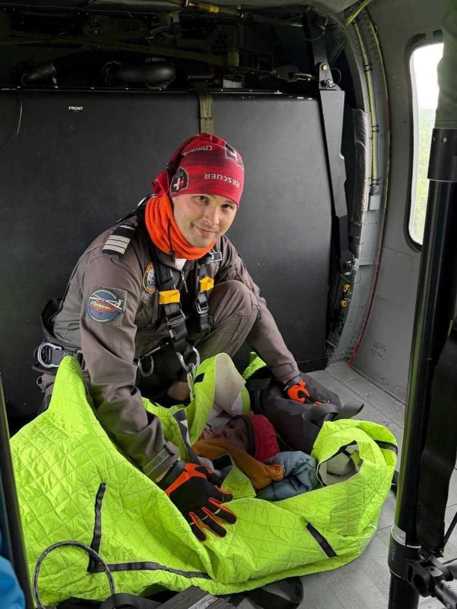 A helikopterben a kisfiú és megmentője. | Fotó: az IGAv Facebook-oldala