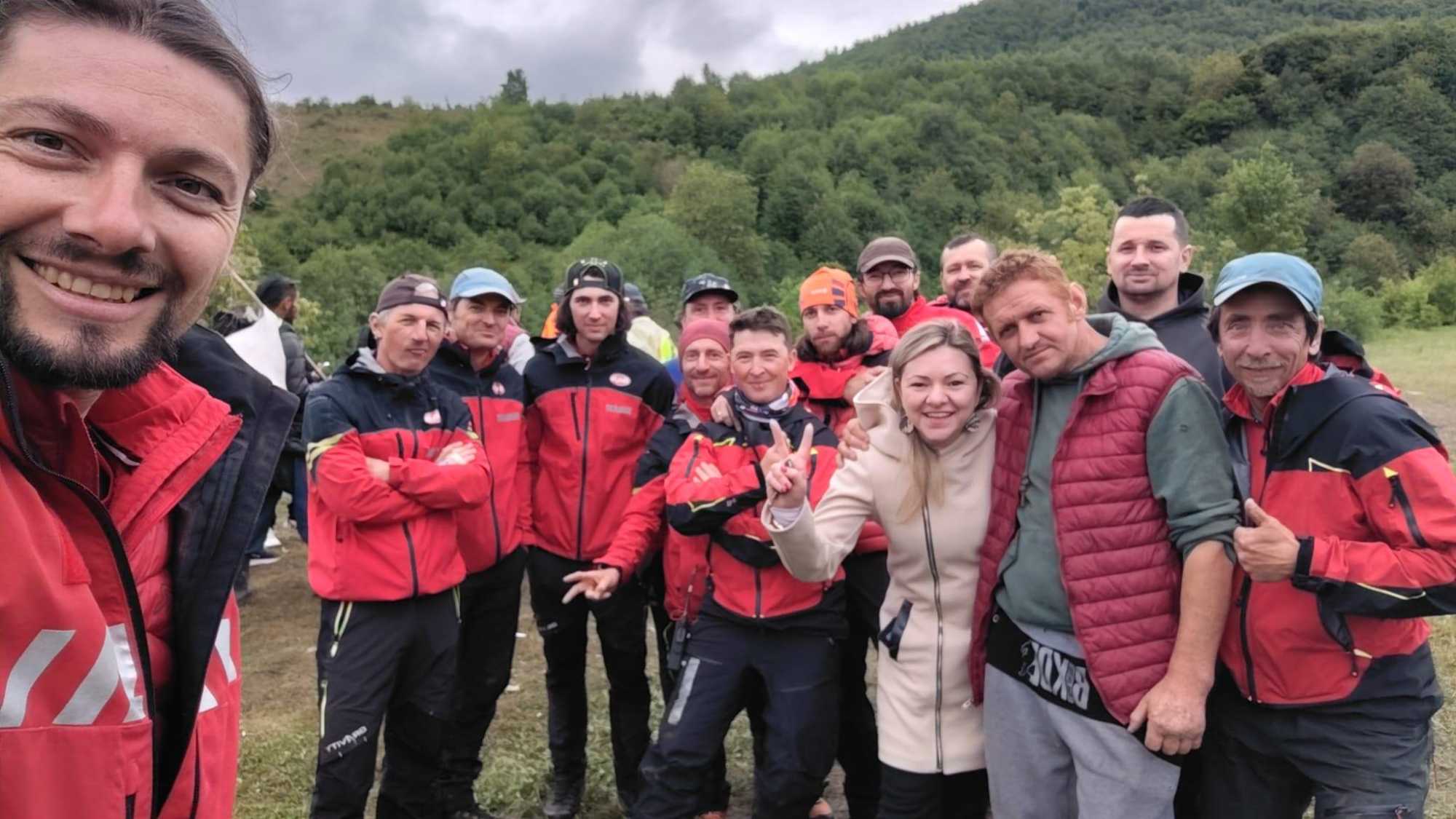 Mindenki örül, hogy sikerült megmenteni a kicsit. Az édesapa (jobbról a második) hálásan megköszönte. | Fotó: a Szeben megyei hegyimentő szolgálat Facebook-oldala