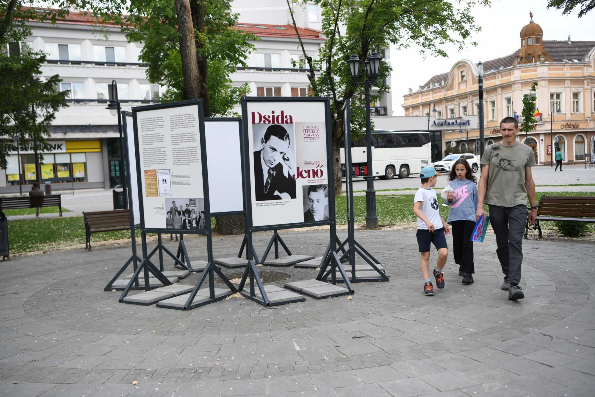 Szabadtéri kiállítás a két személyiségről | Fotó: Czinzel László