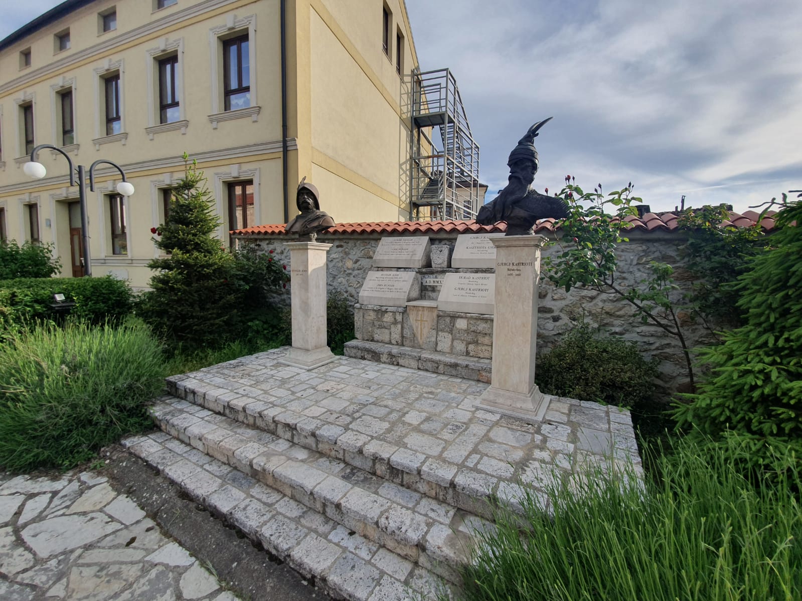 Hunyadi János mellszobra Prizrenben | A szerző felvétele