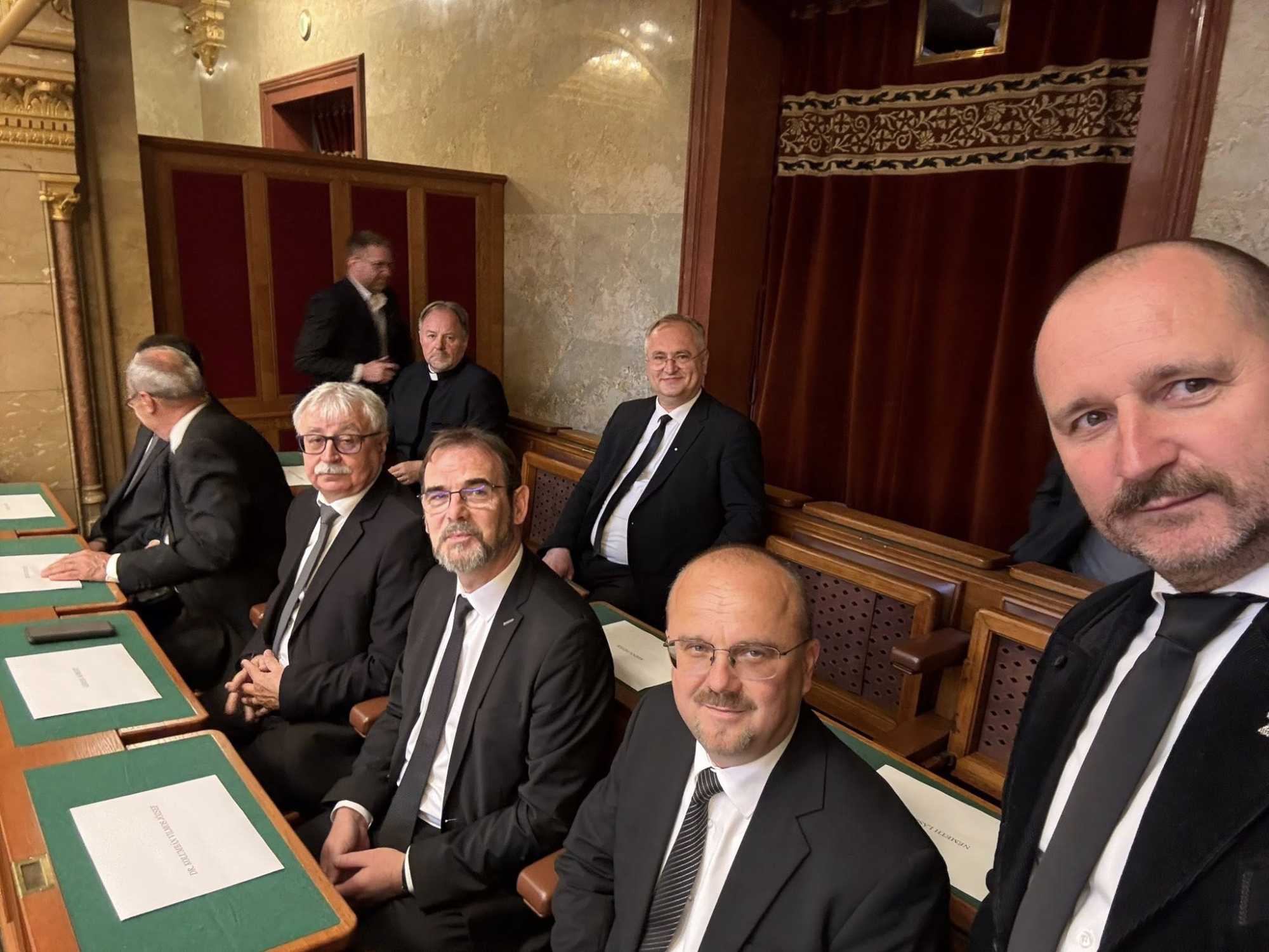 Határon túli magyar protestáns főpapok Országgyűlés alakuló ülésén. Első sor (j-b): Szenn Péter horvátországi, Bogdán Szabolcs János Királyhágómelléki, Kolumbán Vilmos erdélyi, Géresi Róbert felvidéki református püspökök és Kovács István erdélyi unitárius püspök. Második sor (j-b): Harangozó László vajdasági református püspök és Adorjáni Dezső Zoltán erdélyi evangélikus püspök l Fotó: Facebook