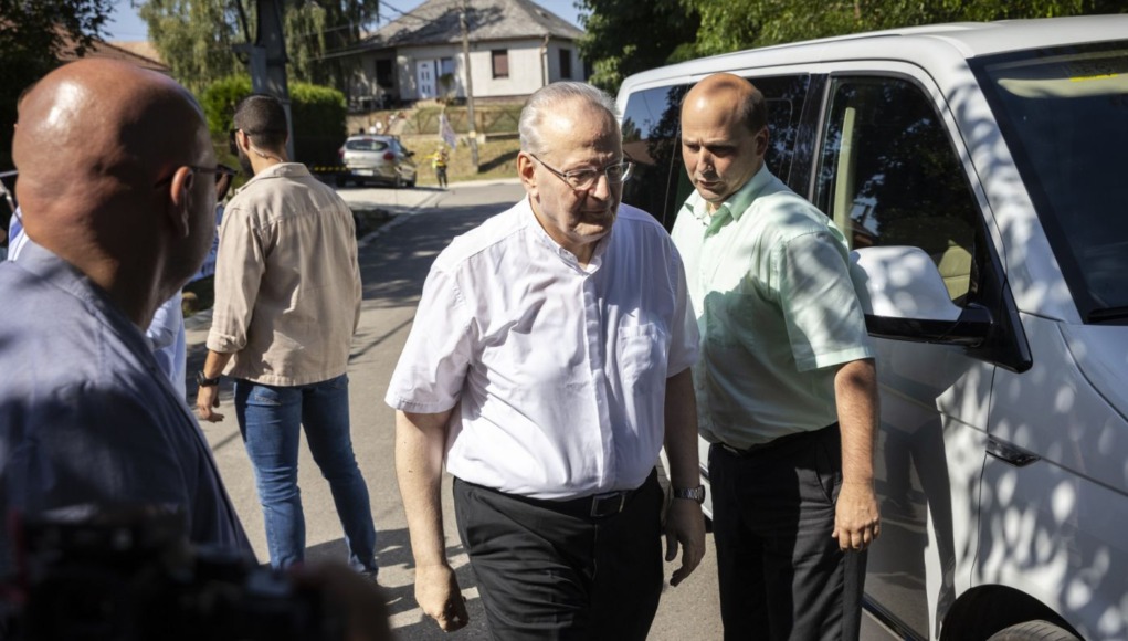 Erdő Péter bíboros érkezik a Kötcsei Találkozóra 2023. szeptember 9-én l Fotó: Németh Dániel/444