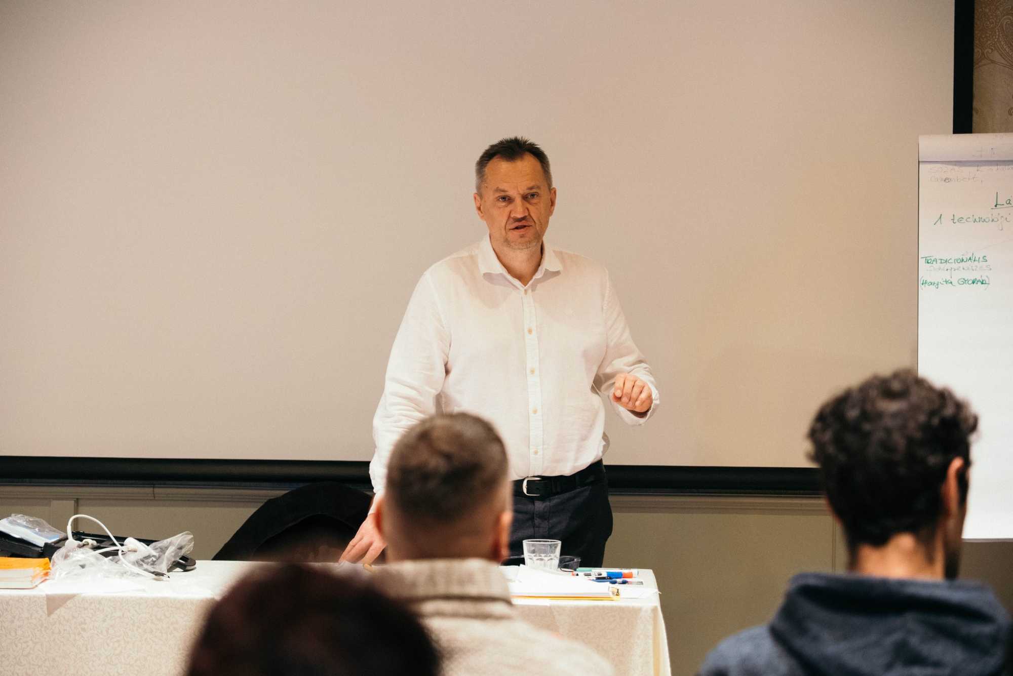 Sándor Tamás sajtmester a SZGE által szervezett képzésen | Fotó: Székely Gazdaszervezetek Egyesülete/Facebook