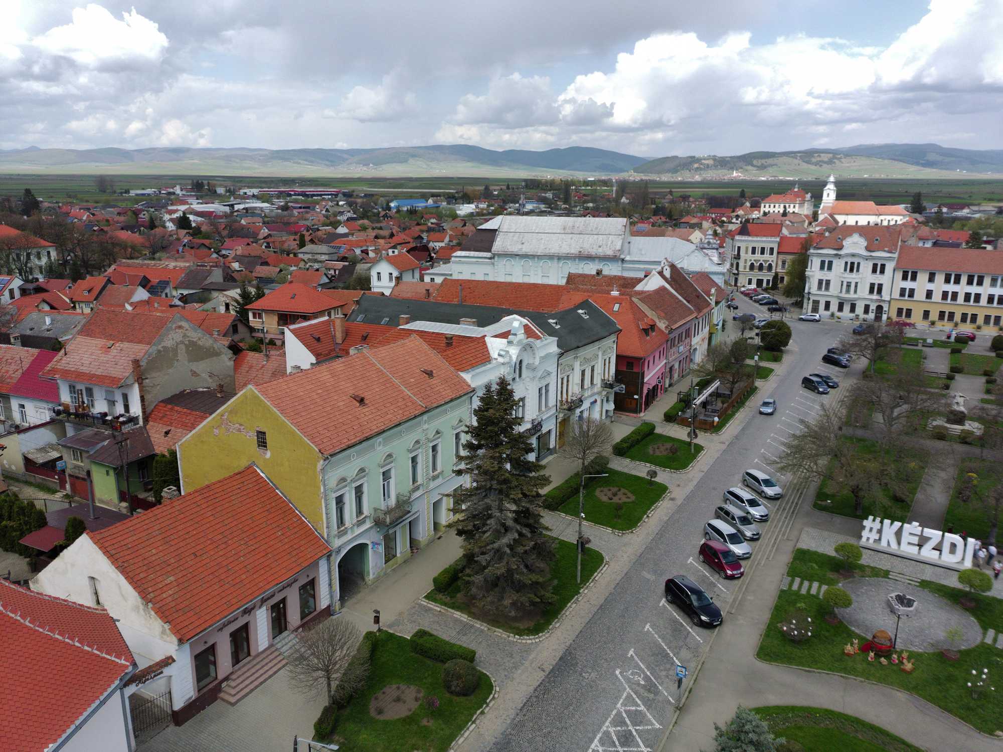 Kézdivásárhely városközpontja, a háttérben a Városháza látszik | A szerző felvétele