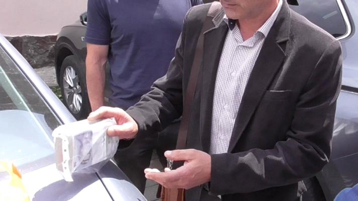 Az ügyészség szerint 28 800 eurót vett át május 19-én | Fotó: EPPO