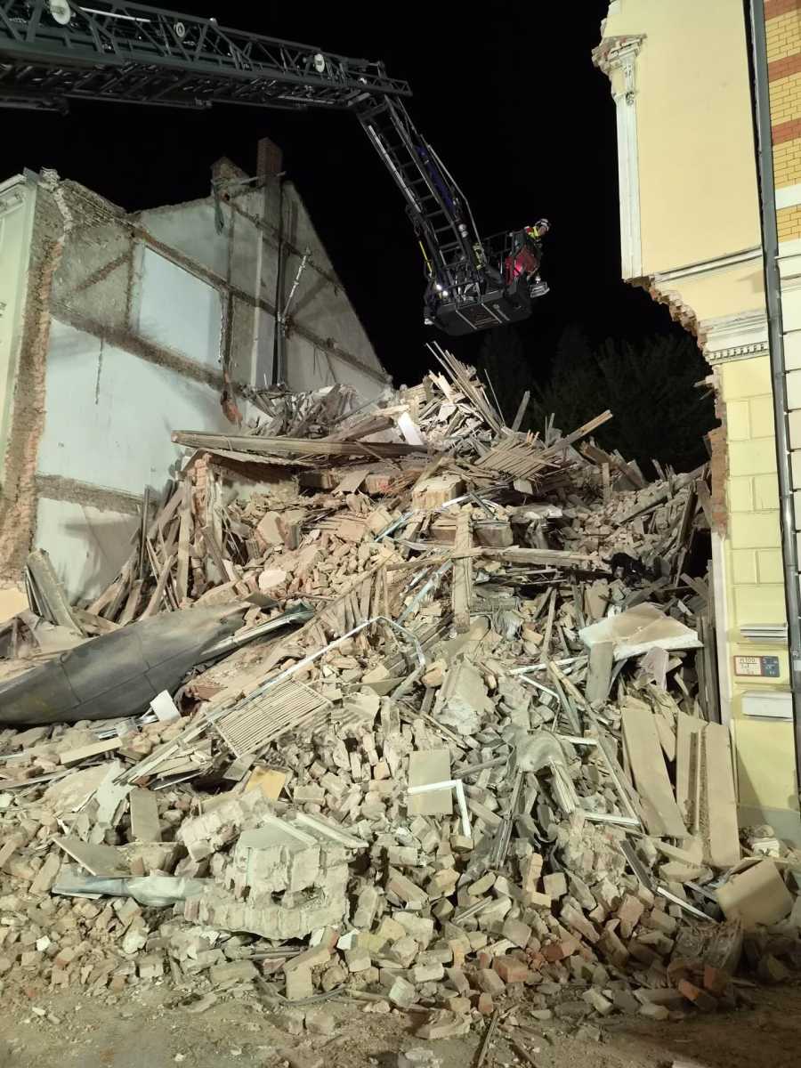 Hétfő este omlott össze a ház. | Fotó: a Feuerwehr Bautzen Facebook-oldala
