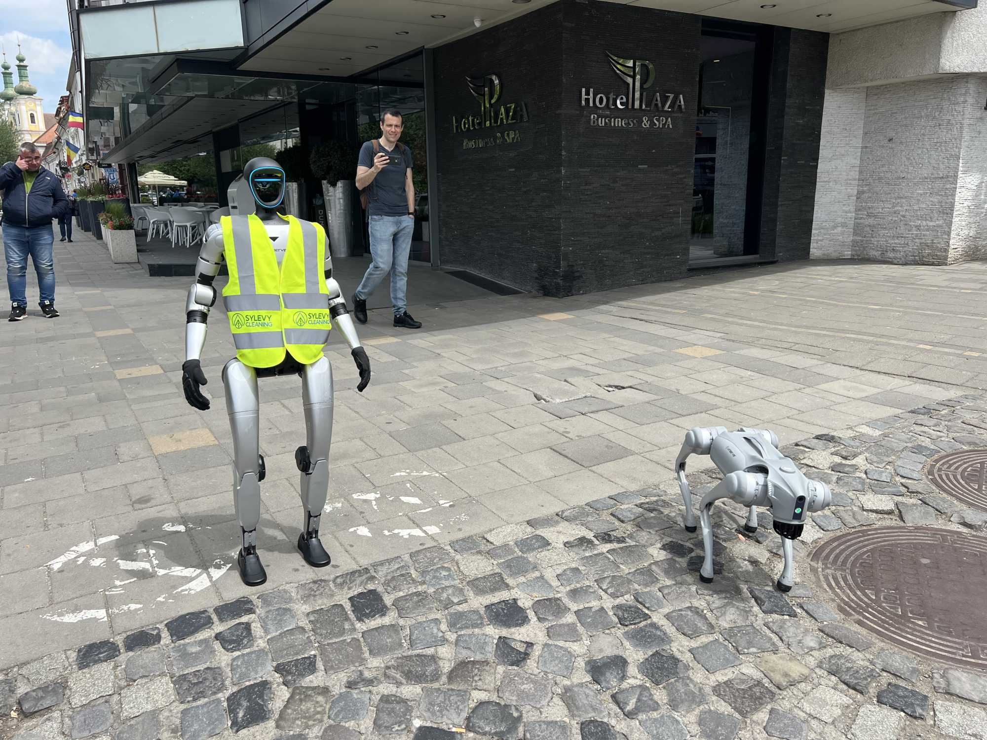 Nagy az érdeklődés a robotok iránt. Láthatósági mellénnyel közlekednek az utcákon | Fotó: Rákóczi Kinga