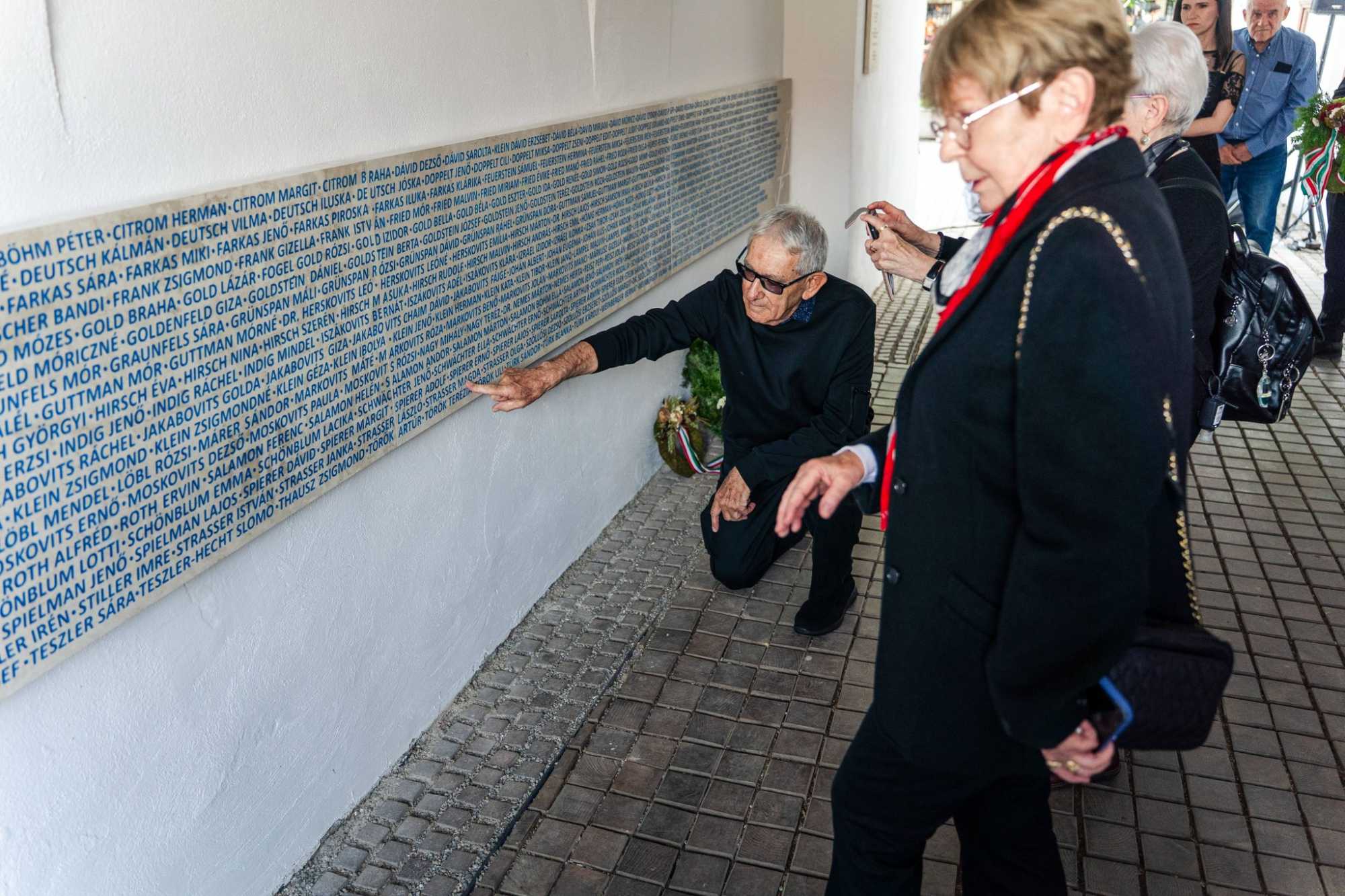 381 név olvasható a kőtáblaszerű emlékművön