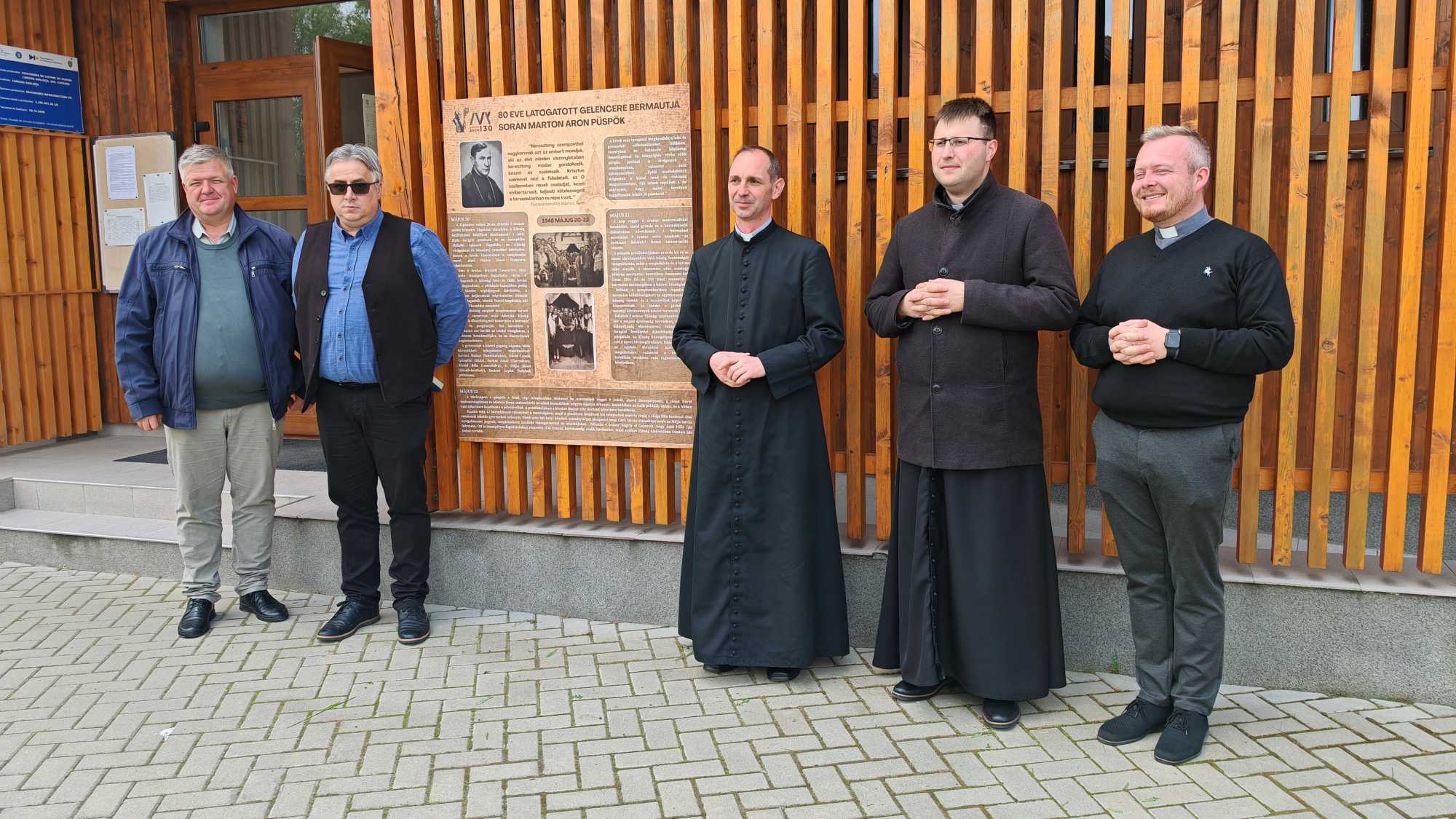 Ilyés Botond, Kovács Attila, Szecsete Zoltán, Kerekes Péter-Miklós és Obermájer Ervin-István az emléktábla előtt. | A szerző felvétele