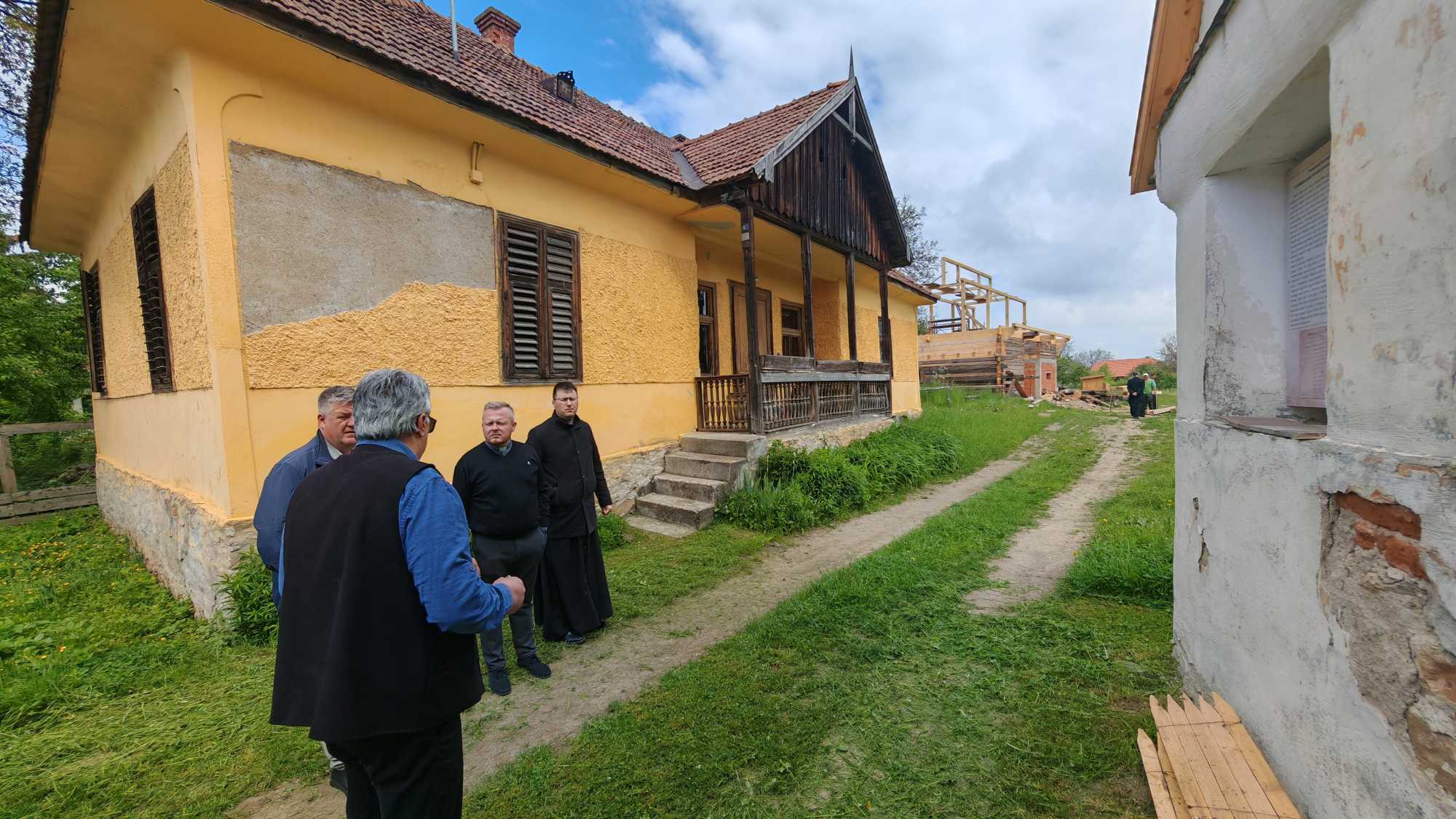 A tábla kihelyezését követően a plébánosok a körvonalazódó falumúzeumot, Héjja István jegyző volt lakását is megtekintették Ilyés Botond polgármester és Kovács Attila társaságában. | A szerző felvétele