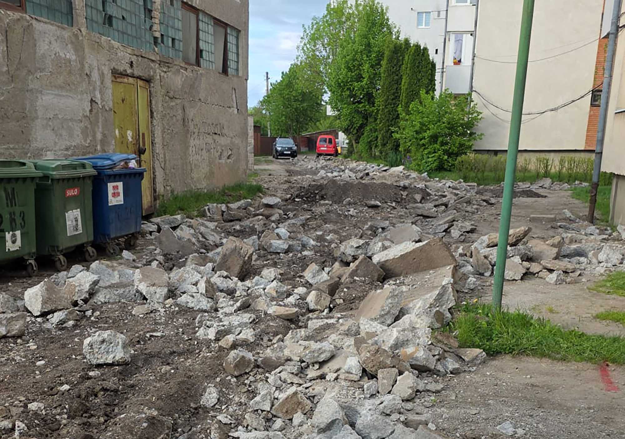 A Csernátoni út mögötti tömbházaknál a régi betonburkolat feltörése zajlik | Fotó: A szerző felvétele