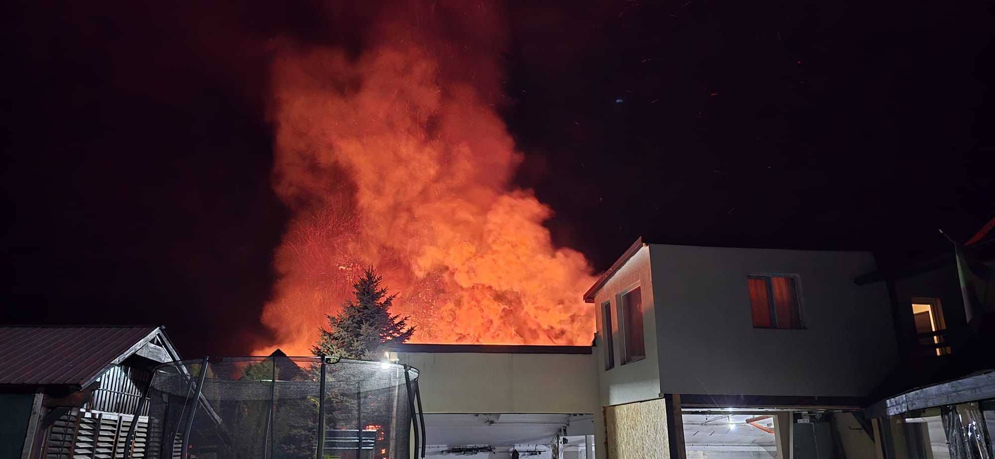 Hivatásos és önkéntes tűzoltók is a helyszínen voltak