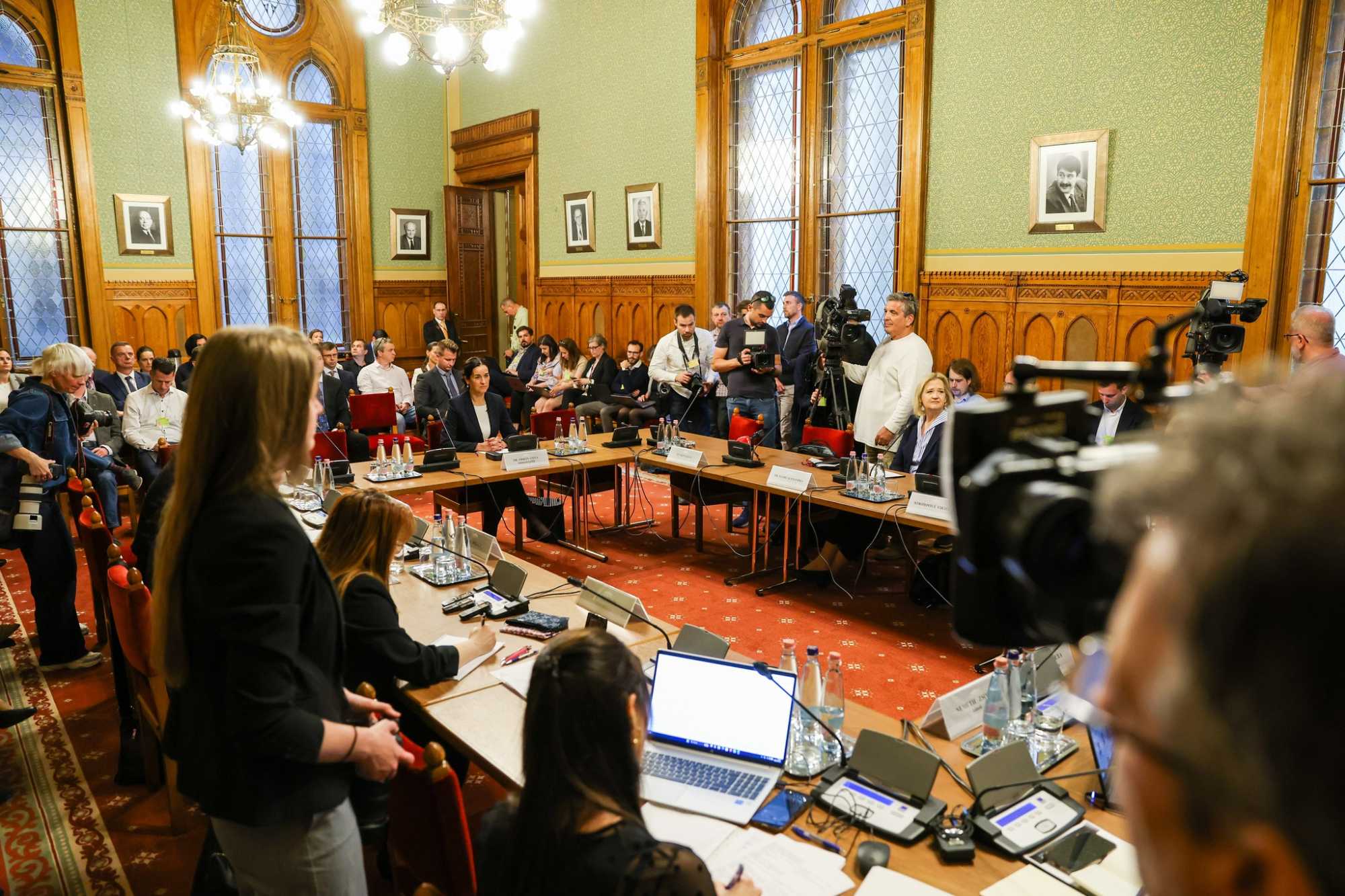 Orbán Anita a magyar parlament külügyi bizottsága előtt Fotó: Orbán Anita Facebook oldala 