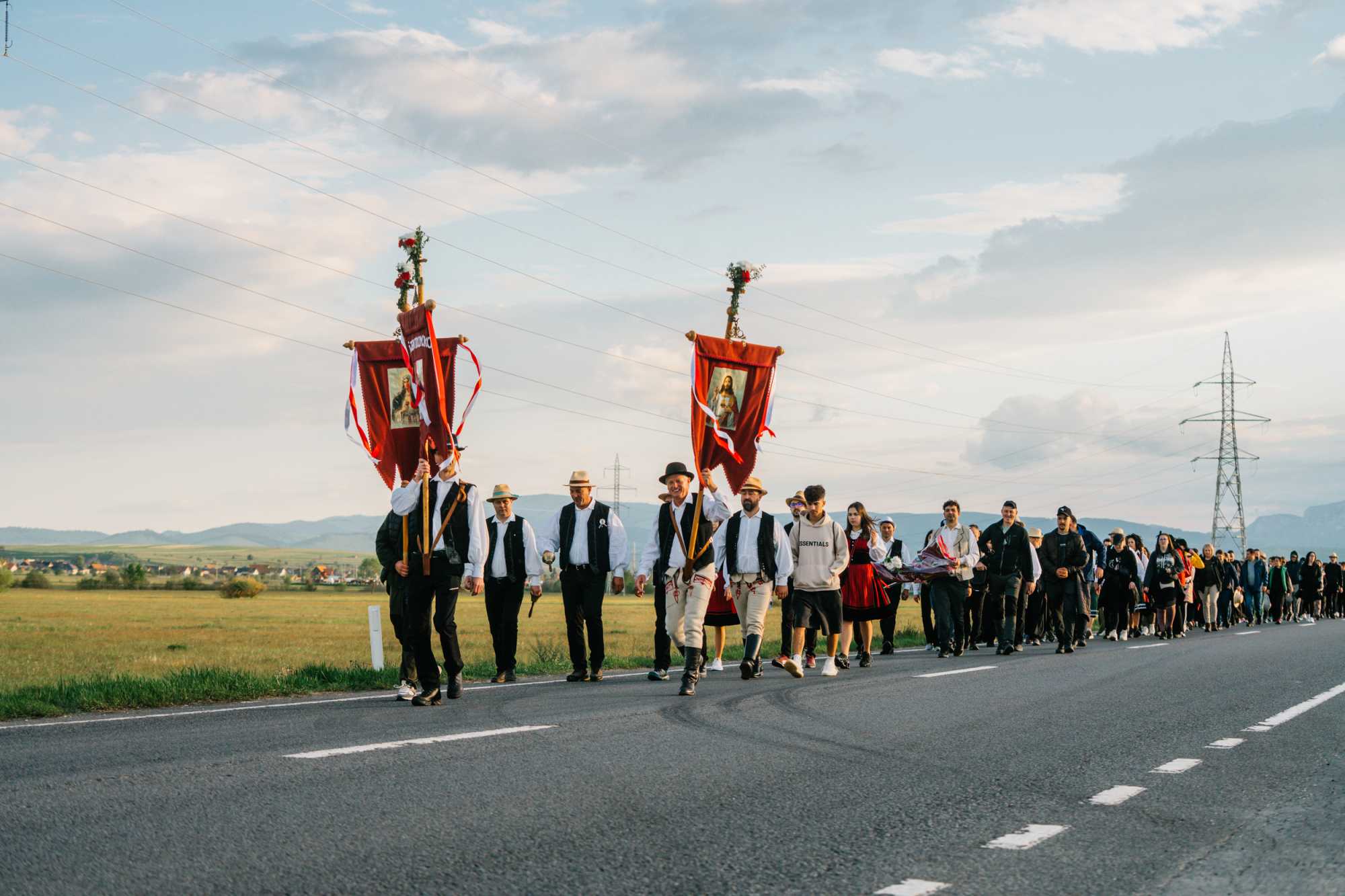 Z&aacute;szl&oacute;k, n&eacute;pviseletek &eacute;s imak&ouml;nyvek tűntek fel a h&ouml;mp&ouml;lygő t&ouml;megben, mik&ouml;zben sokan &eacute;neksz&oacute;val vagy csendes im&aacute;ds&aacute;ggal tett&eacute;k meg az utat.