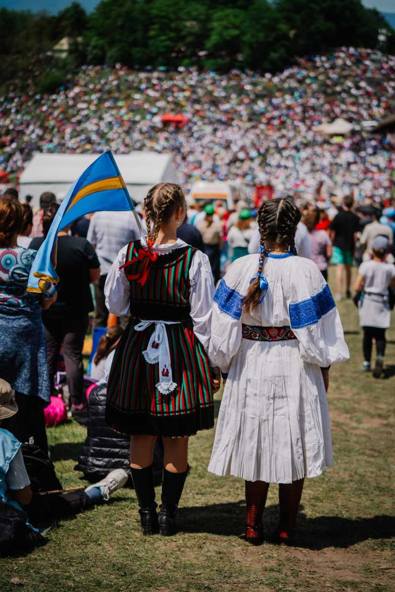 Zar&aacute;ndokok ezrei j&ouml;ttek k&uuml;l&ouml;nvonatokkal &eacute;s aut&oacute;buszokkal, m&aacute;sok szem&eacute;lyaut&oacute;val, szervezett csoportokban vagy ak&aacute;r gyalogosan &eacute;rkeztek. Akadtak olyanok is, akik hagyom&aacute;nyőrző m&oacute;don l&oacute;h&aacute;ton vagy szek&eacute;rrel tett&eacute;k meg az utat.