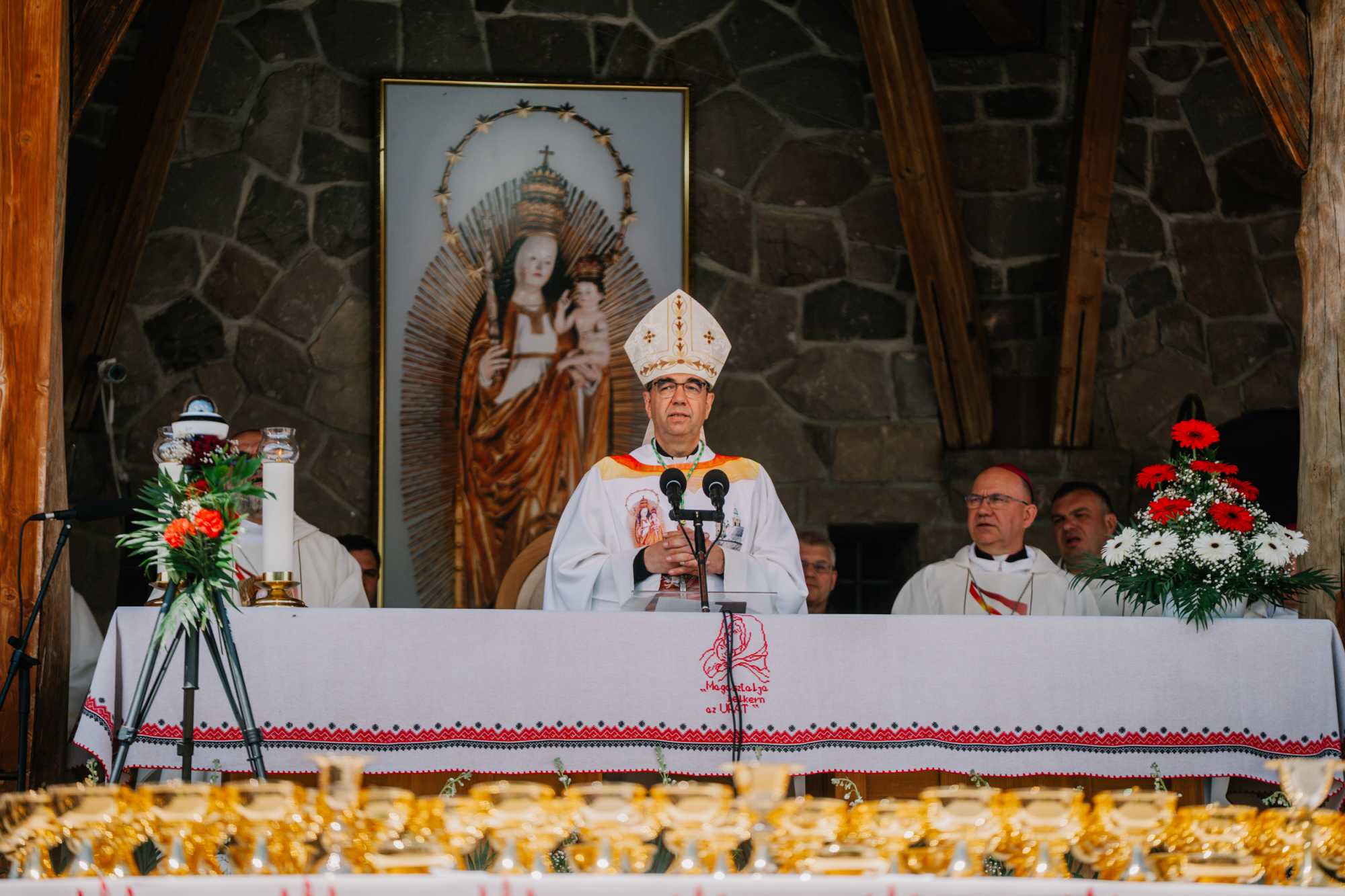 Az &uuml;nnepi liturgi&aacute;t k&ouml;vetően az &aacute;ldoztat&aacute;s &eacute;s az &aacute;ld&aacute;s ut&aacute;n a nyereg ism&eacute;t egy&uuml;tt zend&uuml;lt: a magyar &eacute;s a sz&eacute;kely himnusz hangjai z&aacute;rt&aacute;k a p&uuml;nk&ouml;sdi fogadalmi b&uacute;cs&uacute;t.