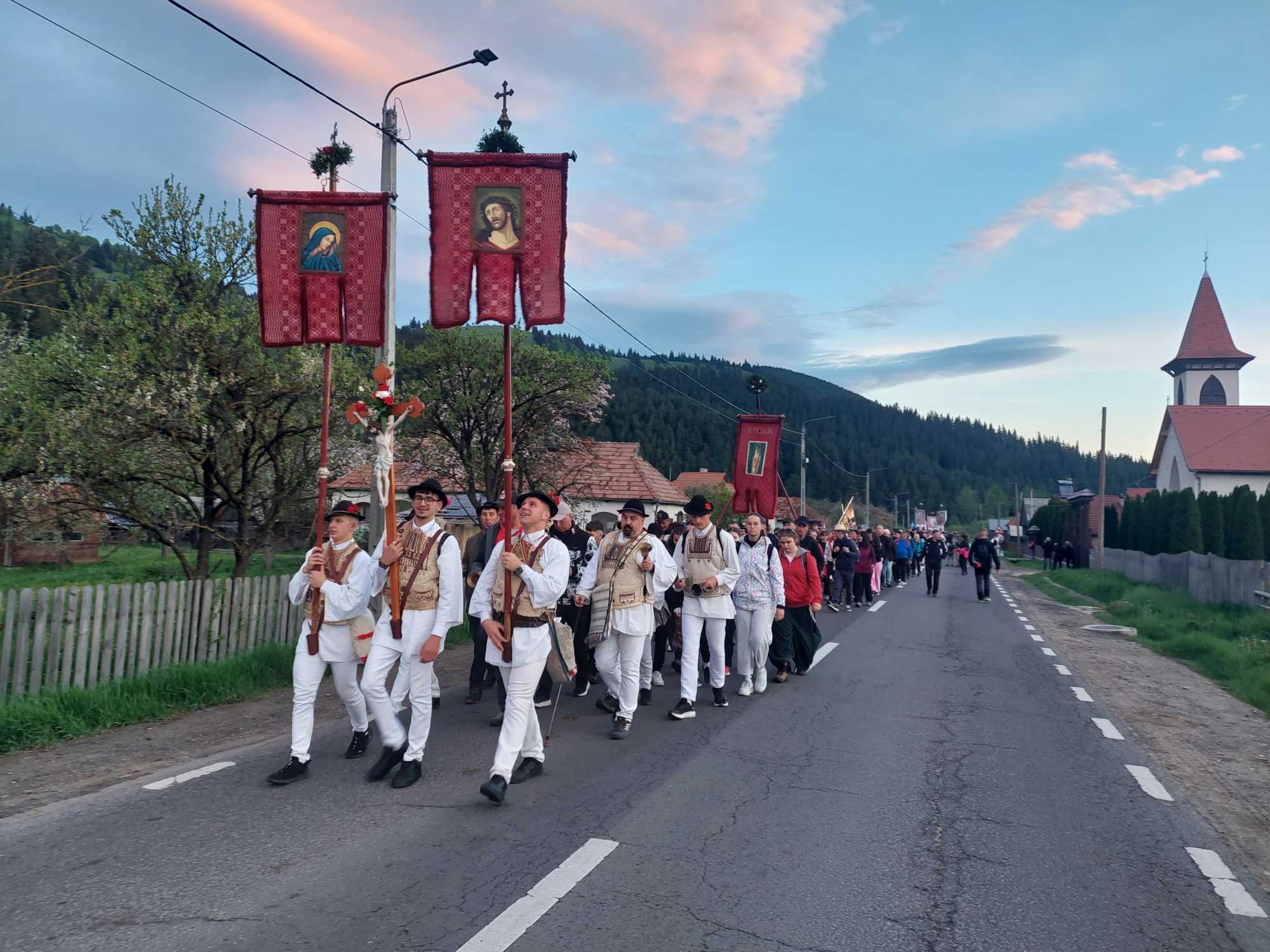 Hosszú, fegyelmezett sorokban zarándokoltak a gyimesvölgyi búcsúsok.