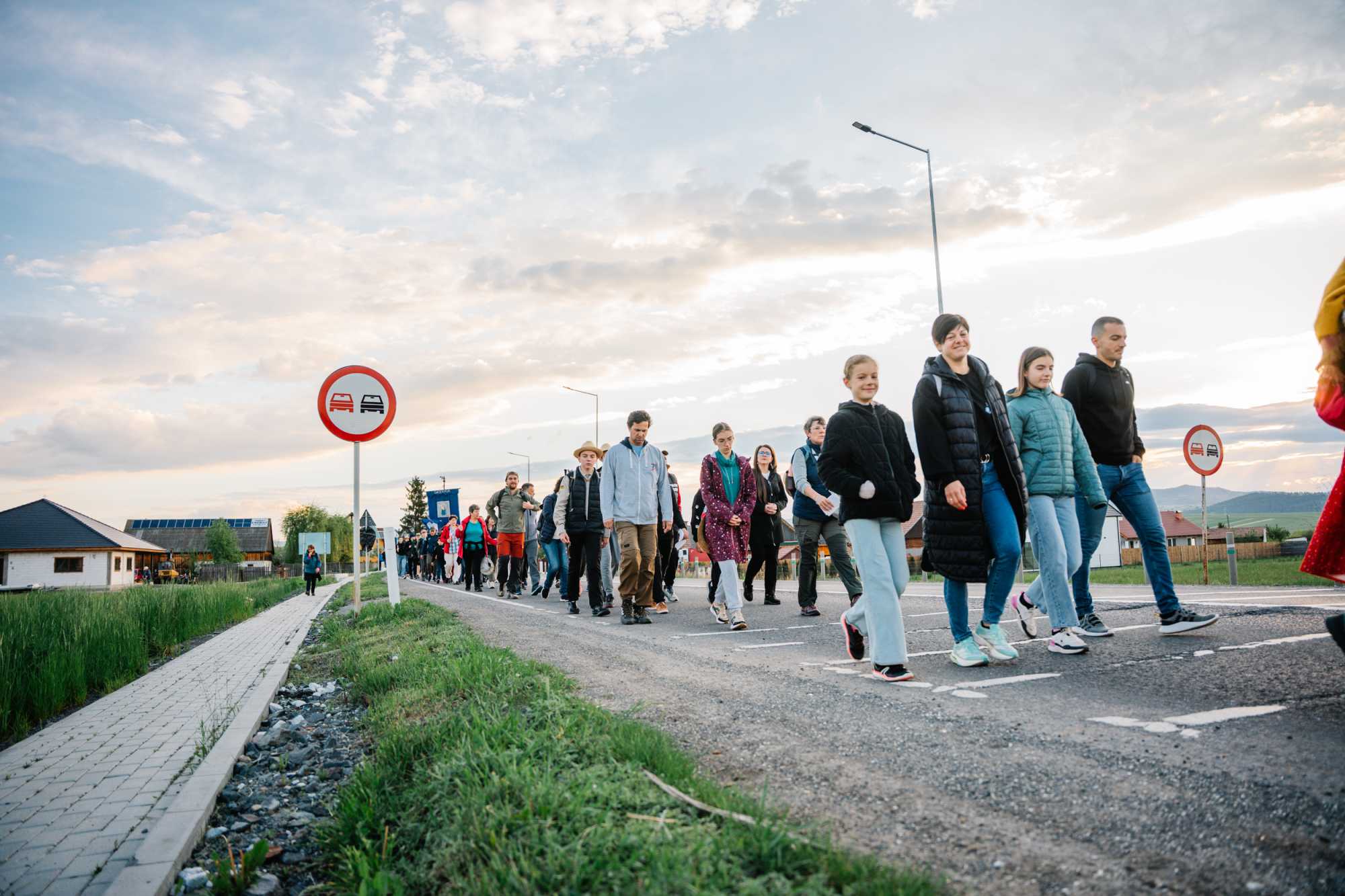 Volt, aki csendben mer&uuml;lt gondolataiba, m&aacute;s halk &eacute;neksz&oacute;val t&ouml;rte meg a hajnali nyugalmat. A felkelő nap f&eacute;nye lassan bebor&iacute;totta a t&aacute;jat, mintha maga is elk&iacute;s&eacute;rn&eacute; a keresztalj&aacute;kat ezen az &uacute;ton.