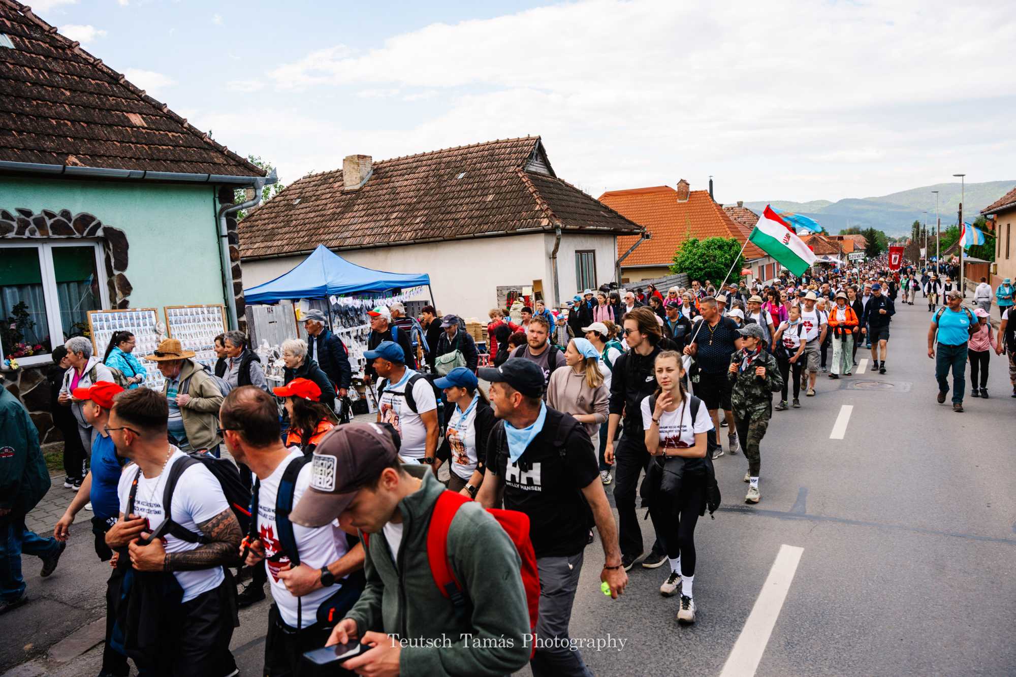 A t&ouml;meg l&eacute;p&eacute;sről l&eacute;p&eacute;sre h&ouml;mp&ouml;lyg&ouml;tt előre, fiatalok &eacute;s idősek egy&uuml;tt, t&ouml;bben &uuml;nnepi n&eacute;pviseletbe &ouml;lt&ouml;zve &eacute;rkeztek, v&aacute;llukon hagyom&aacute;nyt, hitet hozva magukkal.