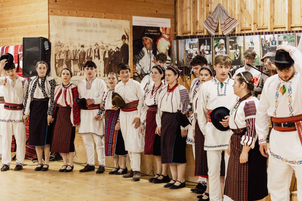 Csángó fiatalok előadása Lábnyikon l Fotó: Boncsarovszky Péter/Magyar Nemzet