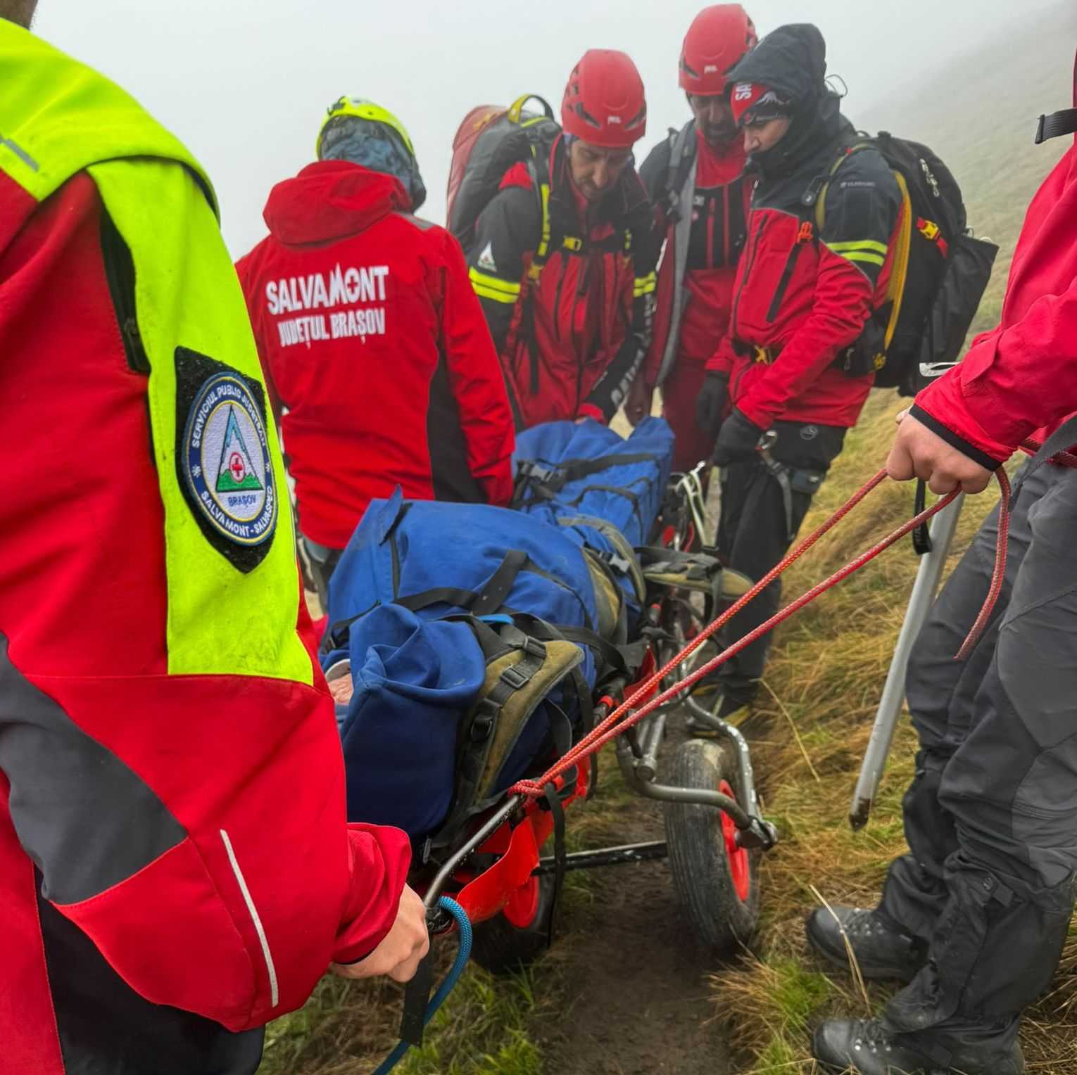 A hegyimwentők versenyt futottak az idővel, hogy kimentsék az embereket.