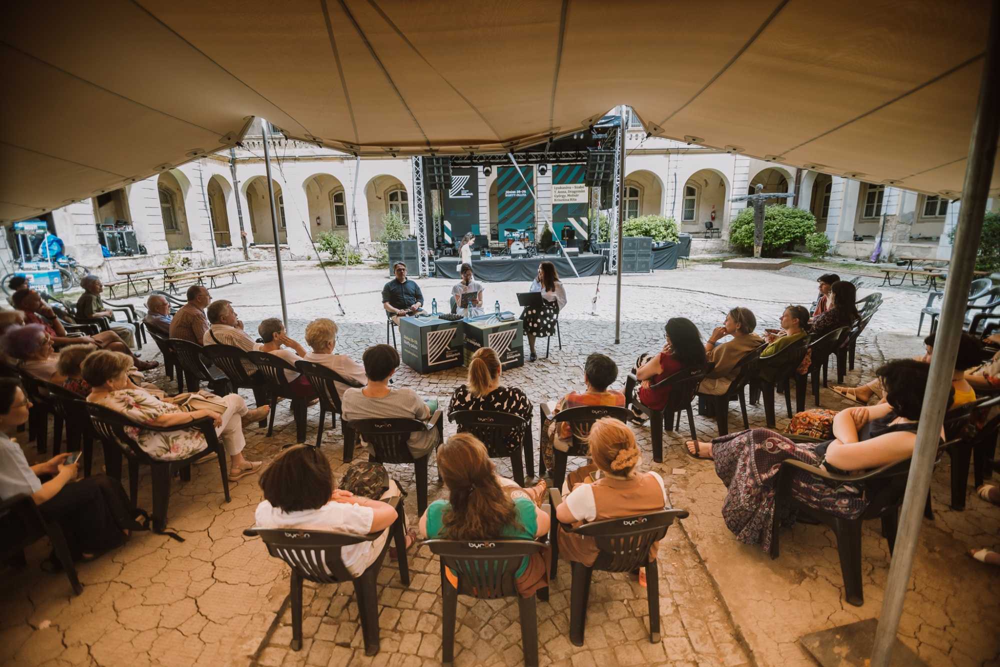 A Bánffy-palotában és a könyvhét más helyszínein évről évre a kortárs magyar irodalom legelismertebb szerzőivel találkozhat a közönség. | Fotó: a Kolozsvári Ünnepi Könyvhét Facebook-oldala