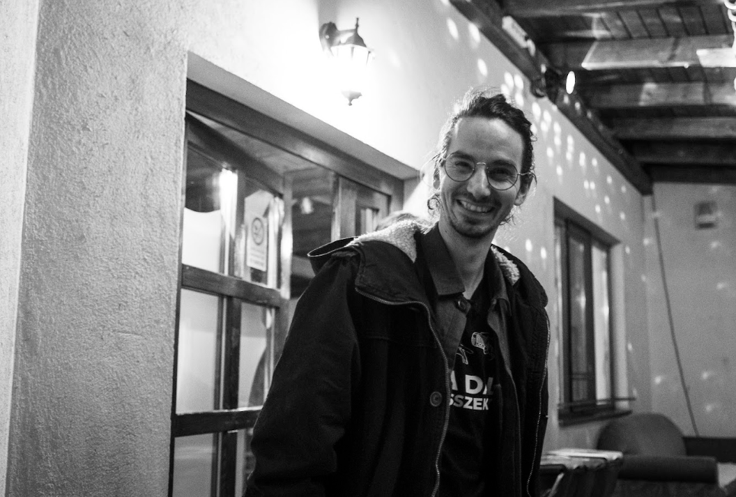 Dobai Csaba, producer, műsorvezető esti forgatás közben. | Fotók: Orbán Eszter