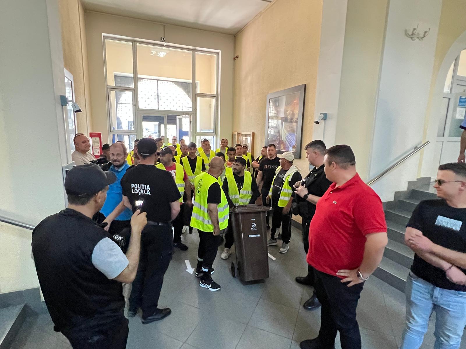 A Helyi Rendőrség vezetője állította meg a csoportot és kísérte fel a képviselőjüket a titkárságra | Fotó: Rákóczi Kinga
