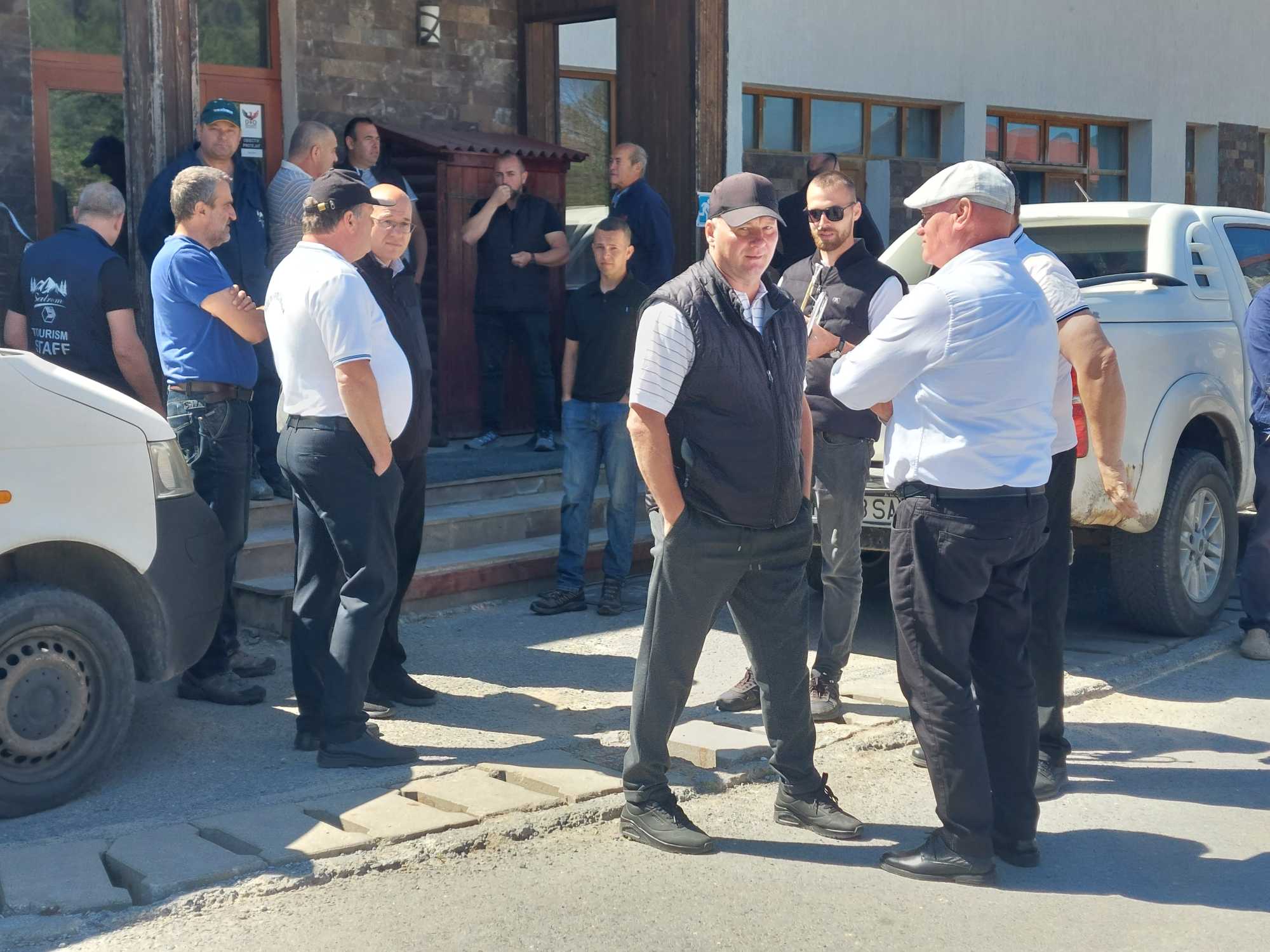 Gyülekező a bányaigazgatóság udvarán. | Fotók: Farkas endre