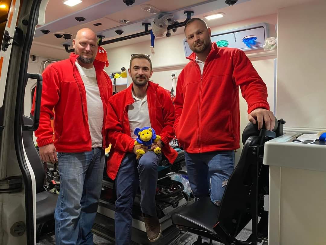 Kis Balázs (középen) a nagyváradi Páli Szent Vince Társaság elnöke és a Gyermekmentő Szolgálat alapítója, önkéntes társaival hozták létre a szolgálatot | Fotó: Kis Balázs Facebook-oldala