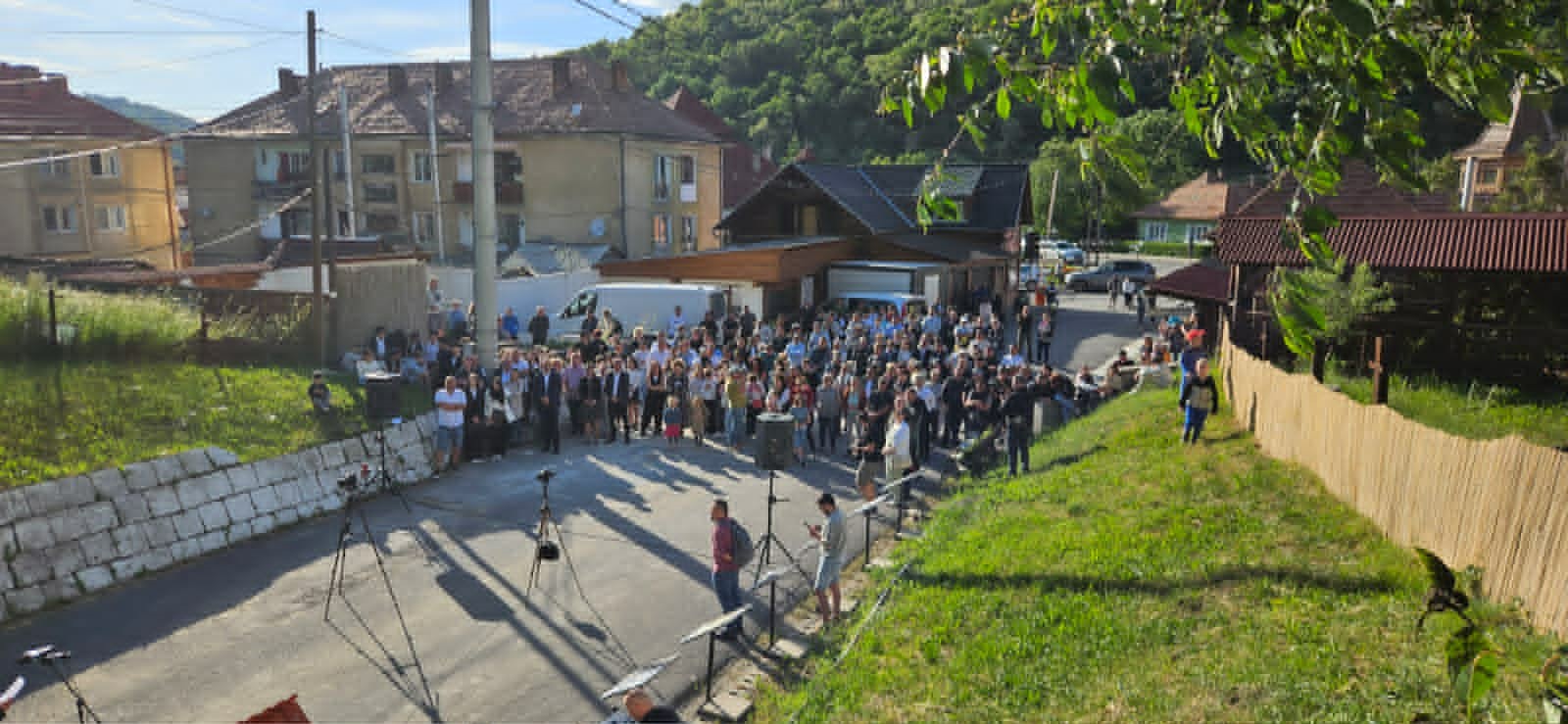 Összegyűltek a sóbánya bejáratánál az emlékezők