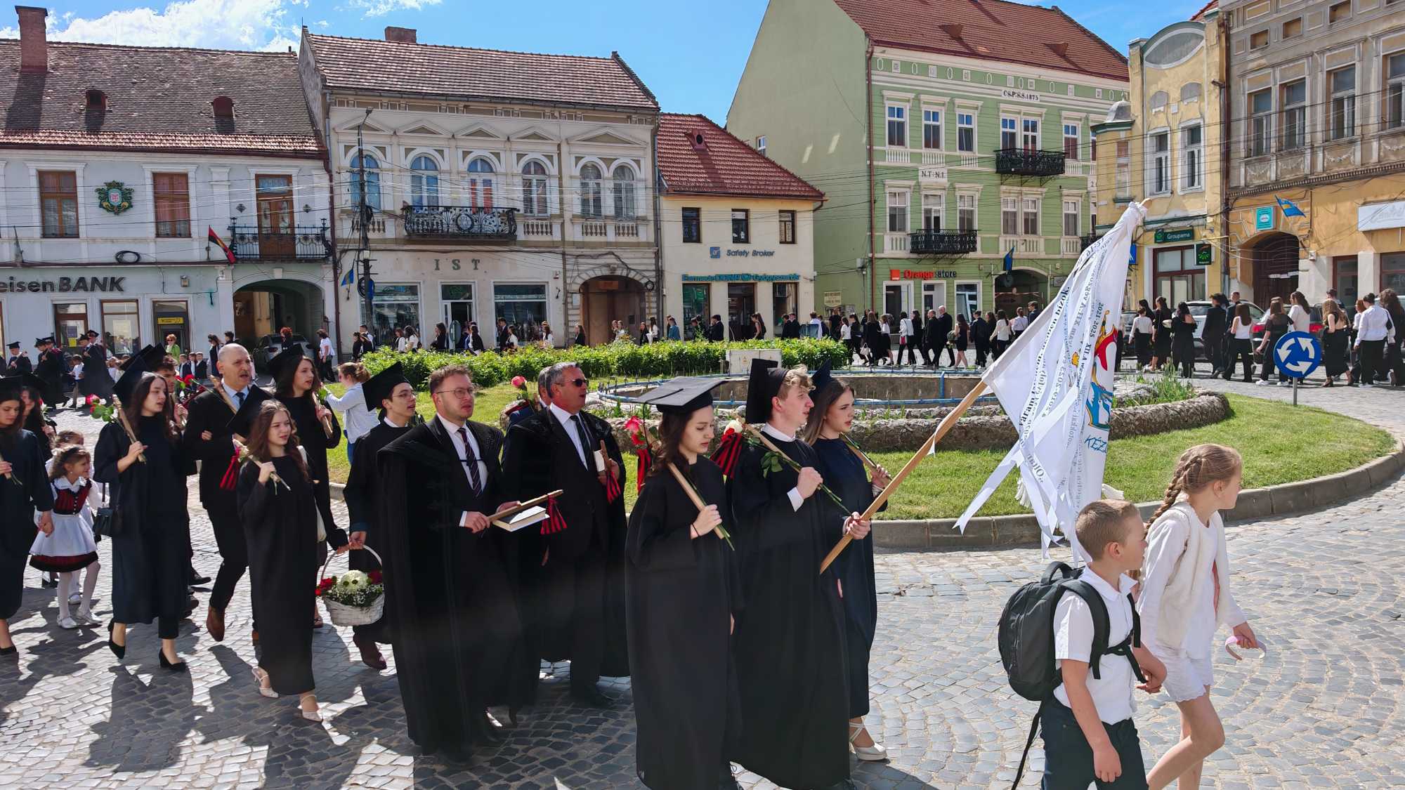 A refisek „tiszteletkört” tettek a főtéren. | A szerző felvétele