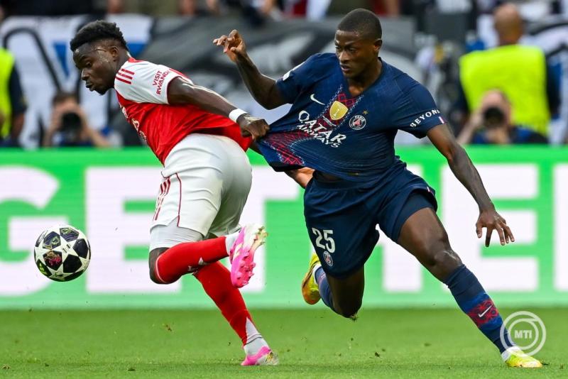 Nuno Mendes, a Paris Saint-Germain (j) és Bukayo Saka, az Arsenal játékosa a labdarúgó Bajnokok Ligája döntőjében játszott Paris Saint-Germain - Arsenal mérkőzésen a Puskás Arénában 2026. május 30-án. MTI/Illyés Tibor