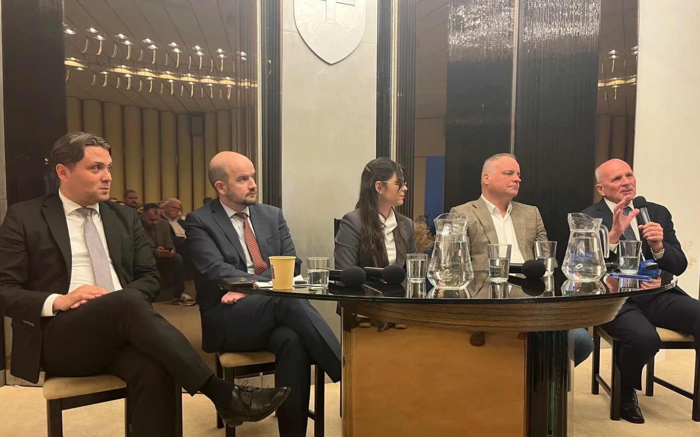A kerekasztal résztvevői: (b-j) Gubík László, Martin Dubéci, a moderátor Bárczi Laura, Juraj Droba és František Mikloško l Fotó: Facebook