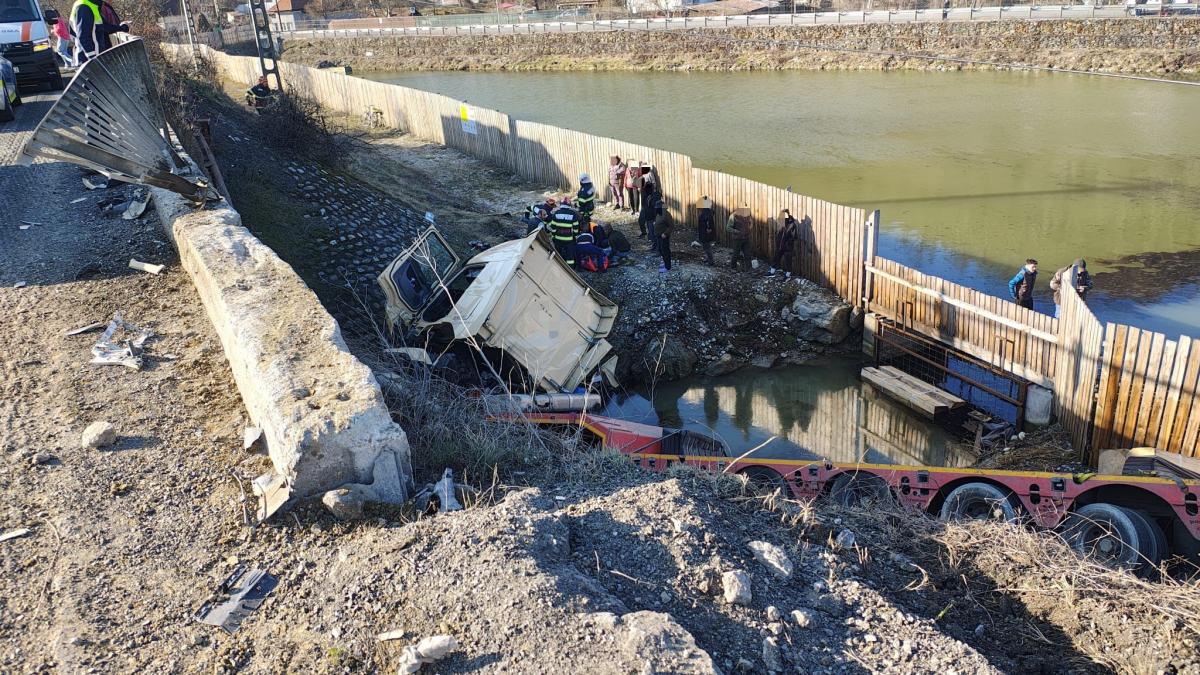 Árokba borult egyelőre ismeretlen okból. | Fotók: rendőrség/observatornews.ro