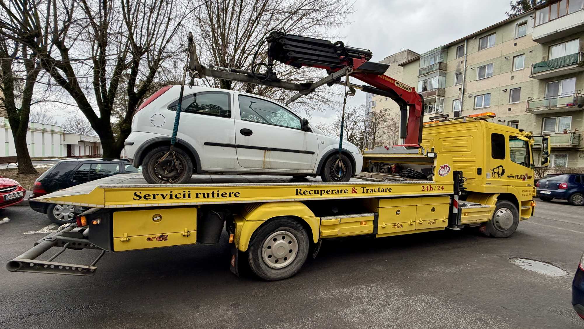 Az autókat a városi kertészet területére szállítják | Fotó: Sepsiszentgyörgyi Helyi Rendőrség
