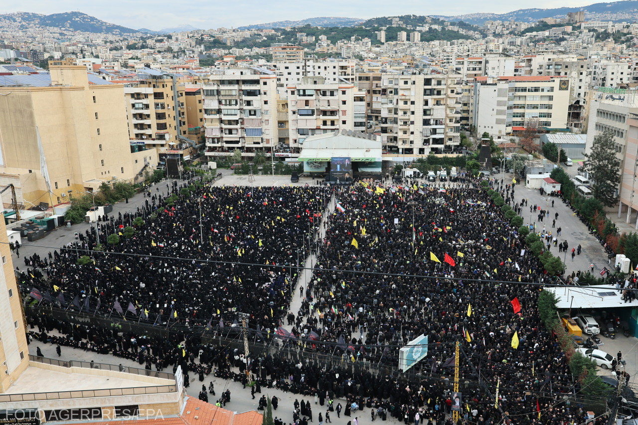 A Hezbollah-ot támogató szlogeneket skandáltak az Iráni Iszlám Köztársasággal való szolidaritásuk kifejezésére Bejrút Dahieh külvárosában vasárnap. | Fotó: Agerpres