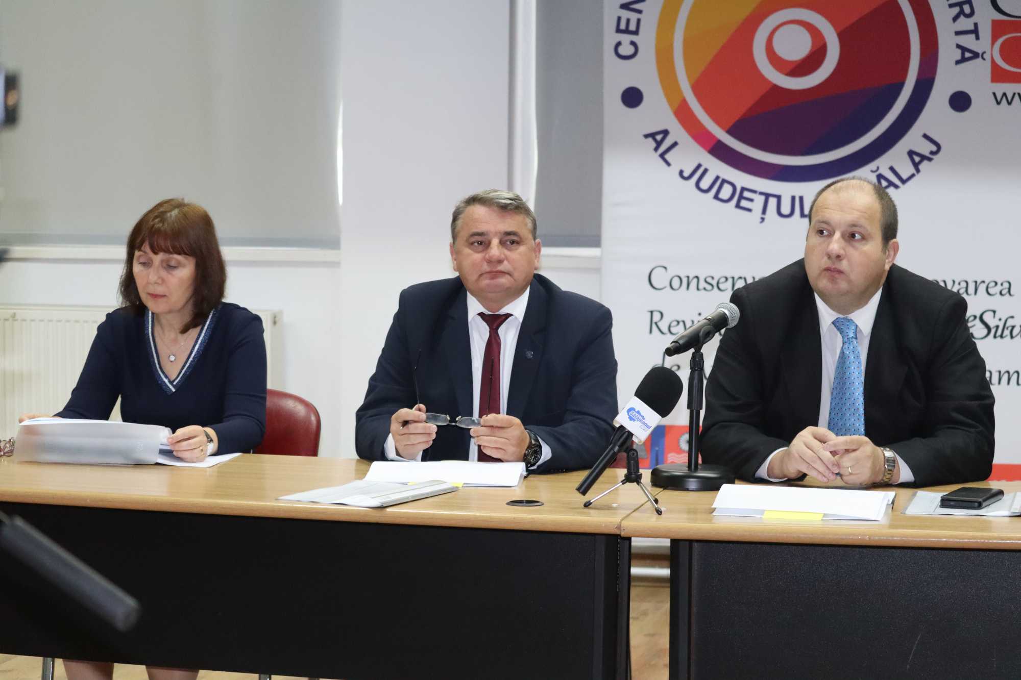 Dari Tamás alprefektus (középen) szerint nem riogatni, hanem informálni akarnak | Fotó: Kulcsár Mária