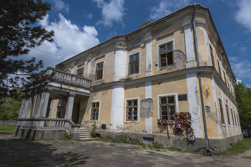 Ilyen volt a kastély a felújítás előtt | Fotó: kastelyerdelyben.ro