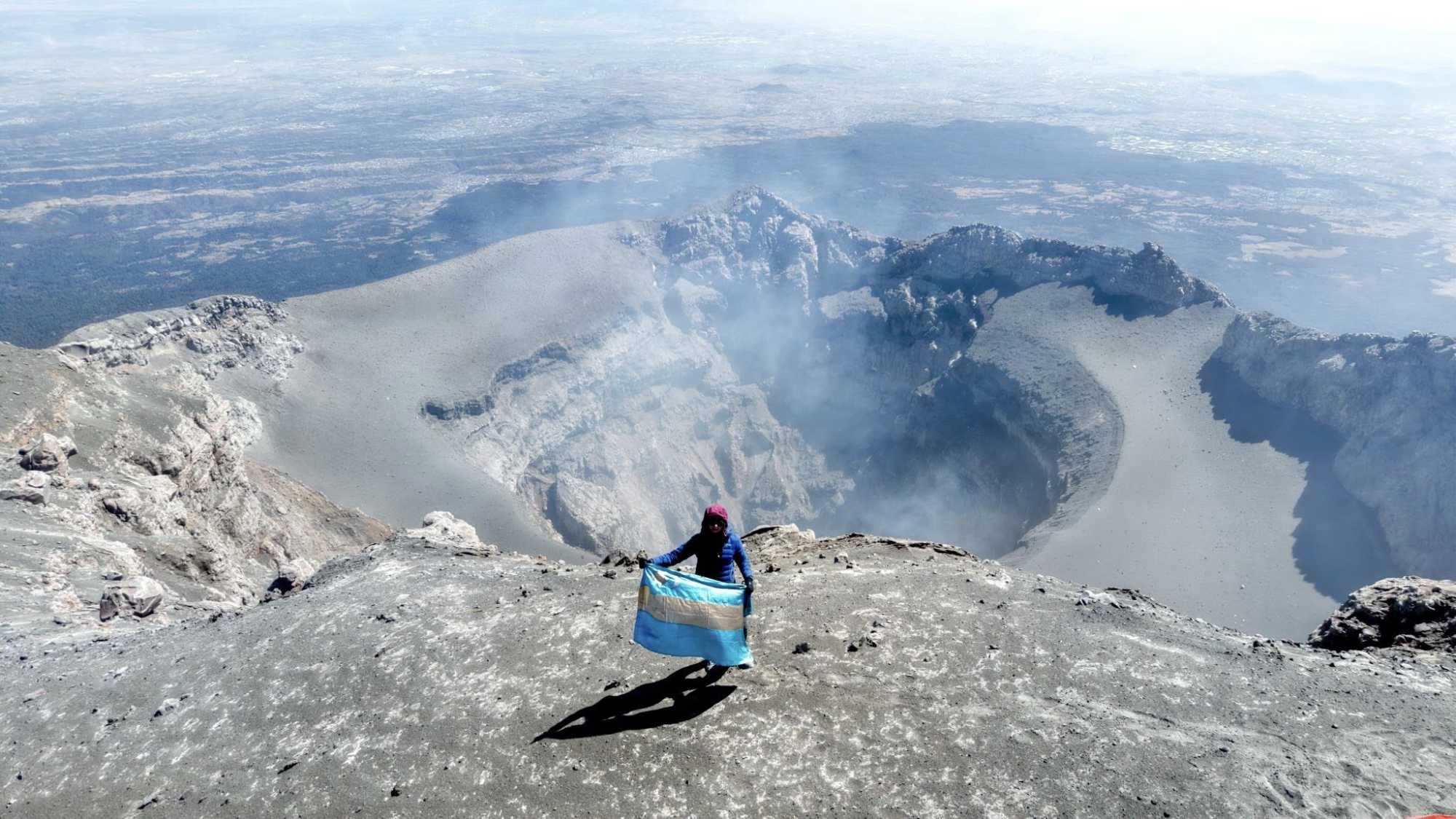 Székely zászló a Popocatépetl csúcsán. | Fotó: Sántha Xénia Facebook-oldala