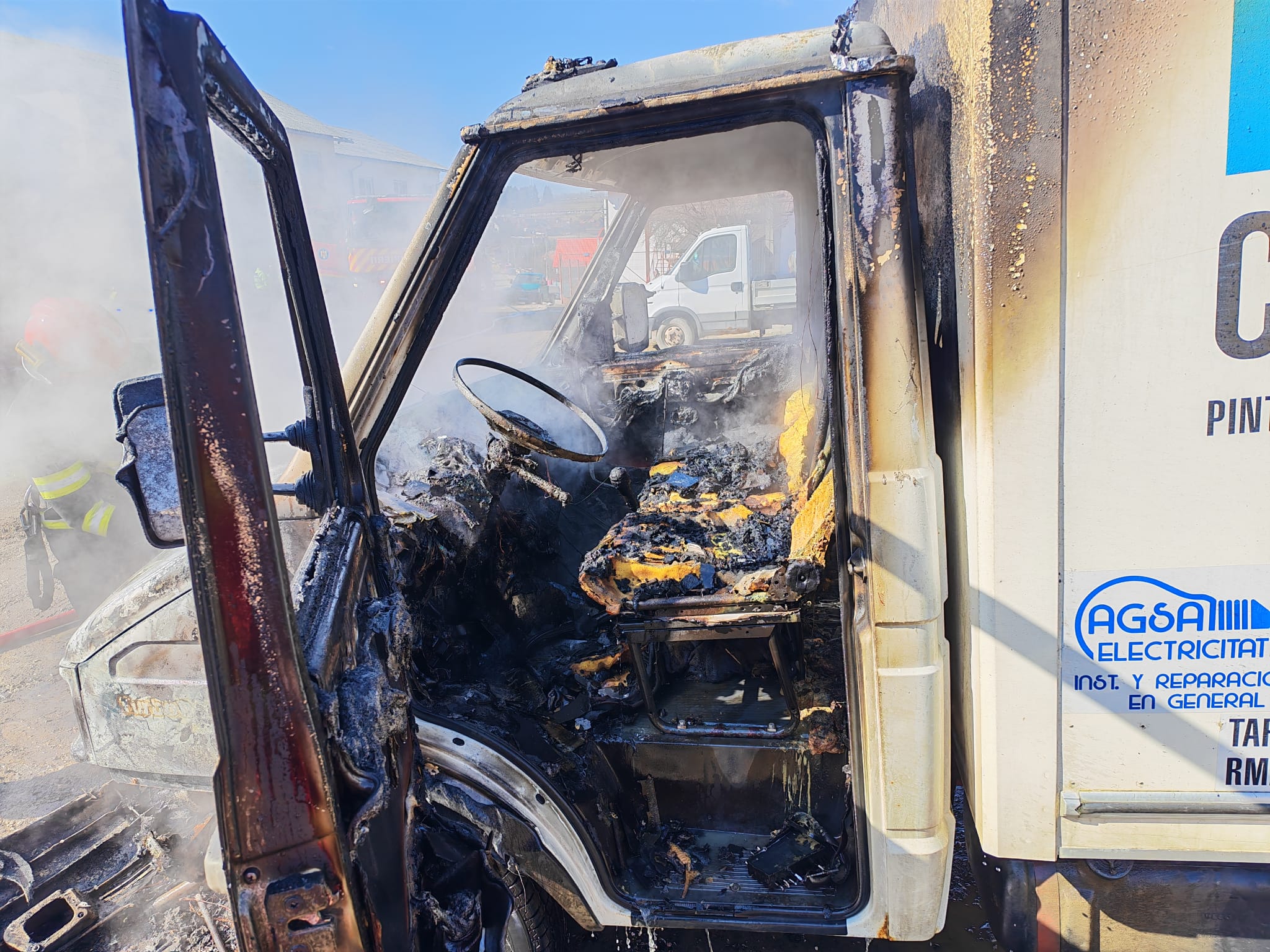 Teljesen kiégett a teherautó vezetőfülkéje.