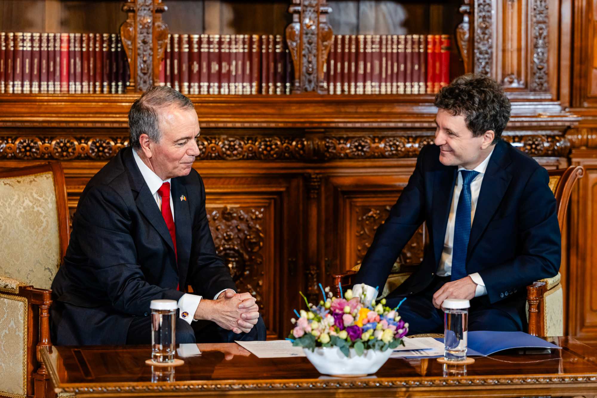 Darryl Nirenberg (balra) a román államfővel. 