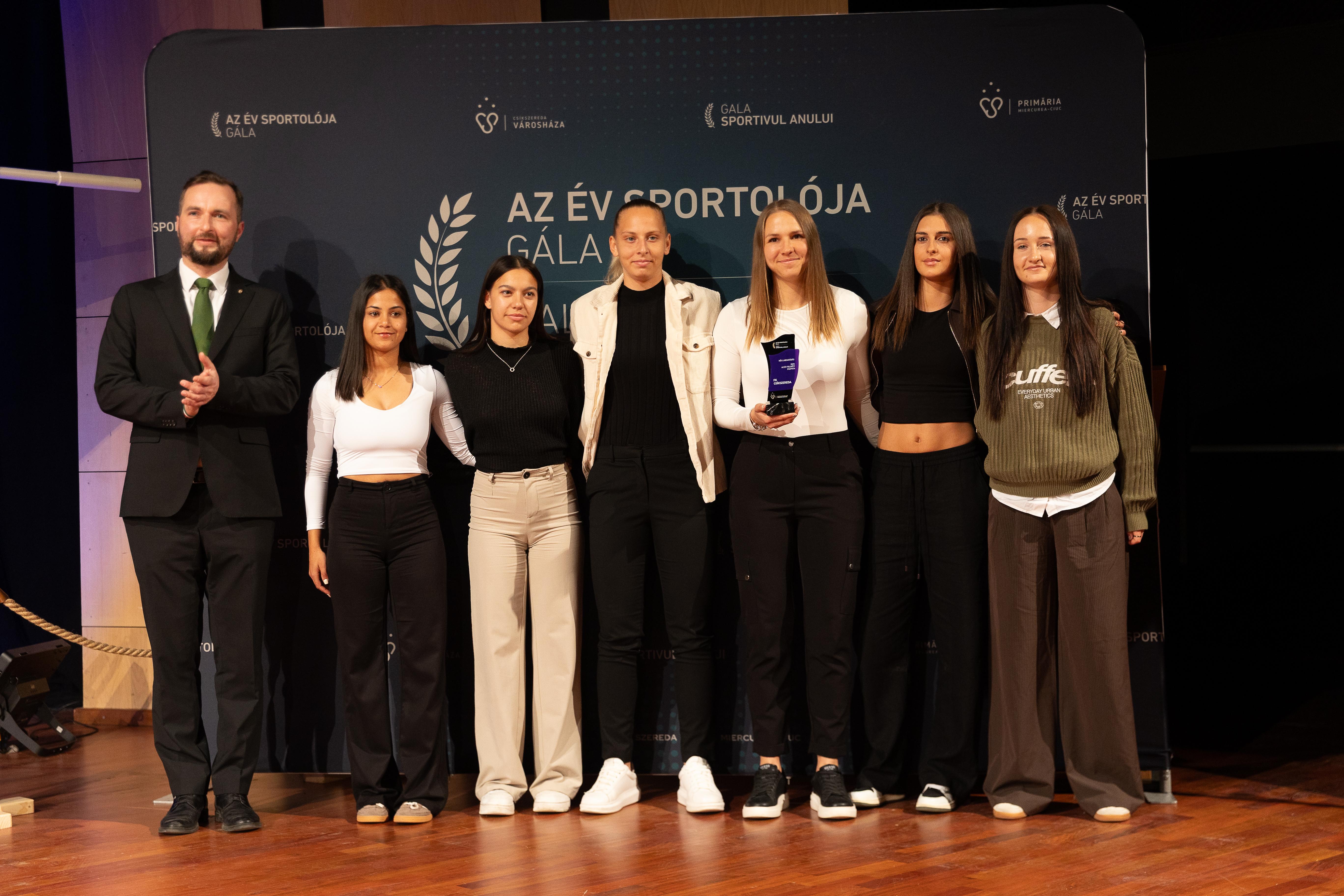 A Román Kupa győztes női futballcsapat tagjai.