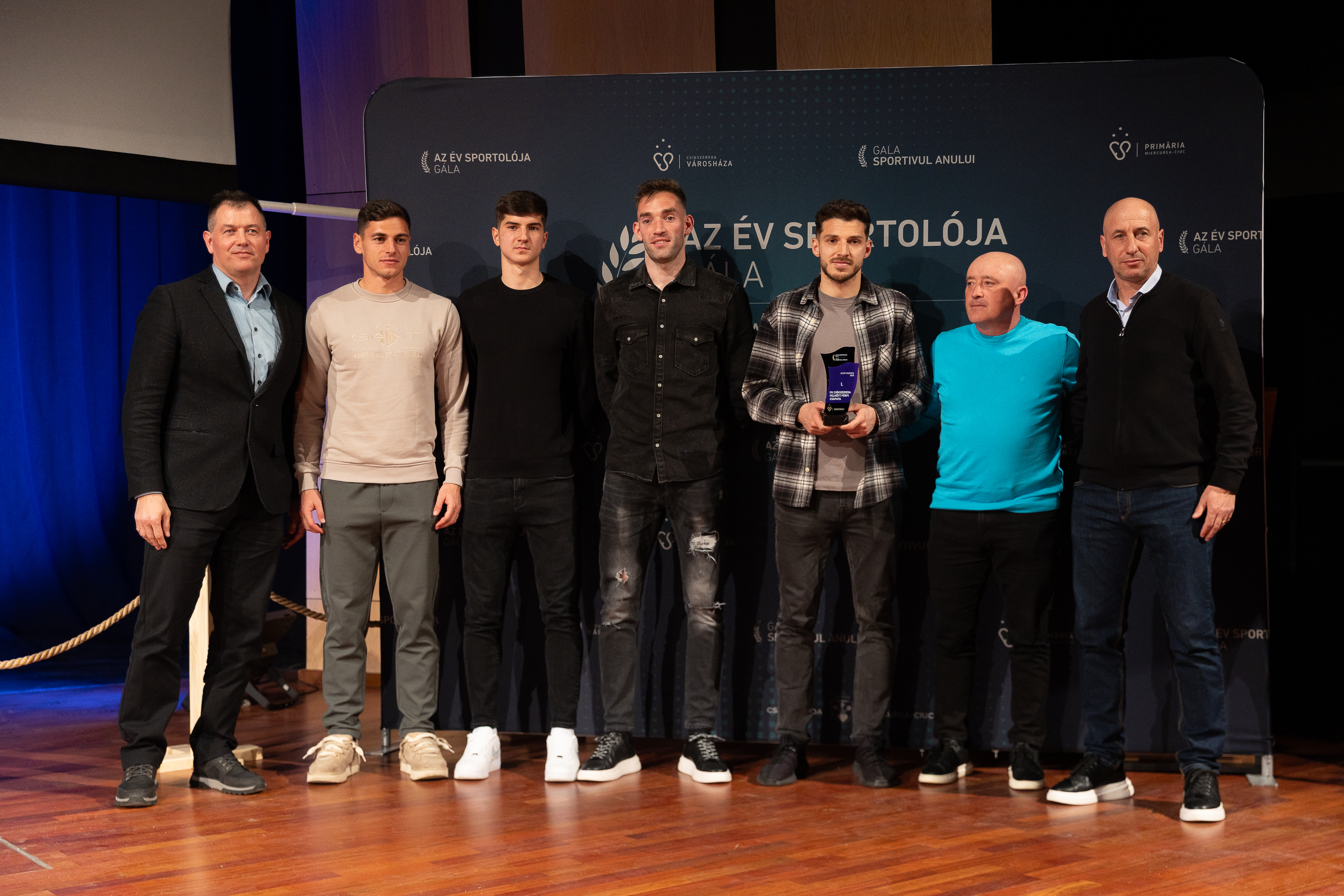 Az élvonalba jutott férfi futballcsapat képviselői.