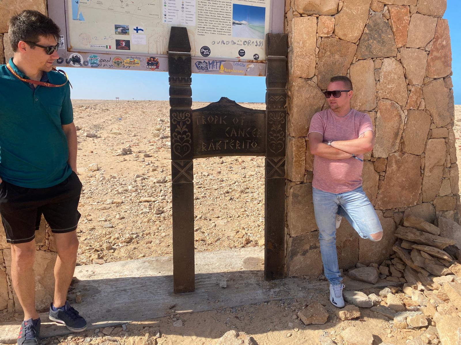 Csíkcsicsói fiatalok a Ráktérítőnél.