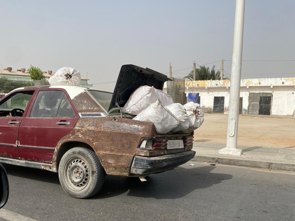 A helyi járműpark külön érdekesség.